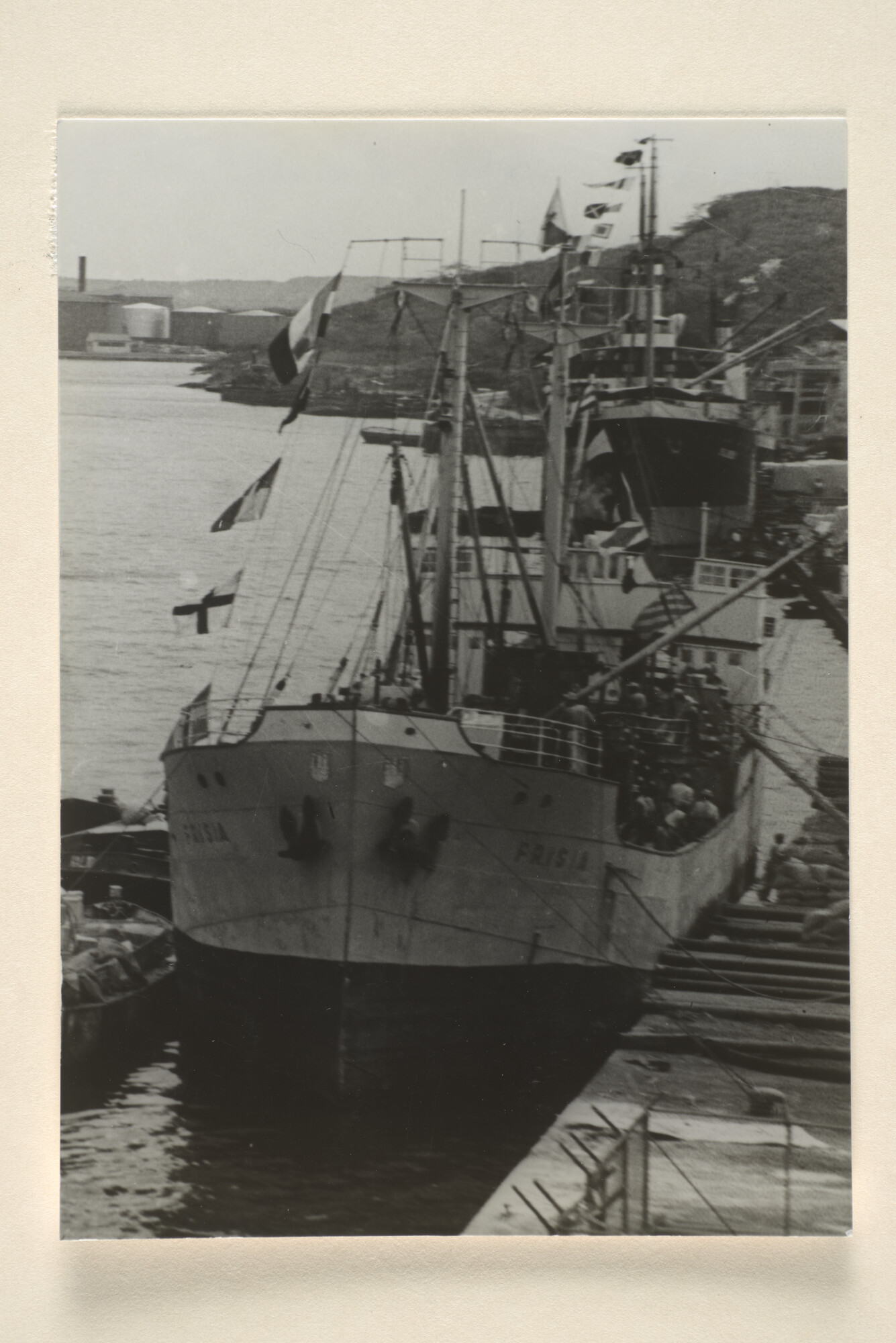 1995.6931; Het vrachtschip ms. Frisia afgemeerd aan de kade te Willemstad; foto