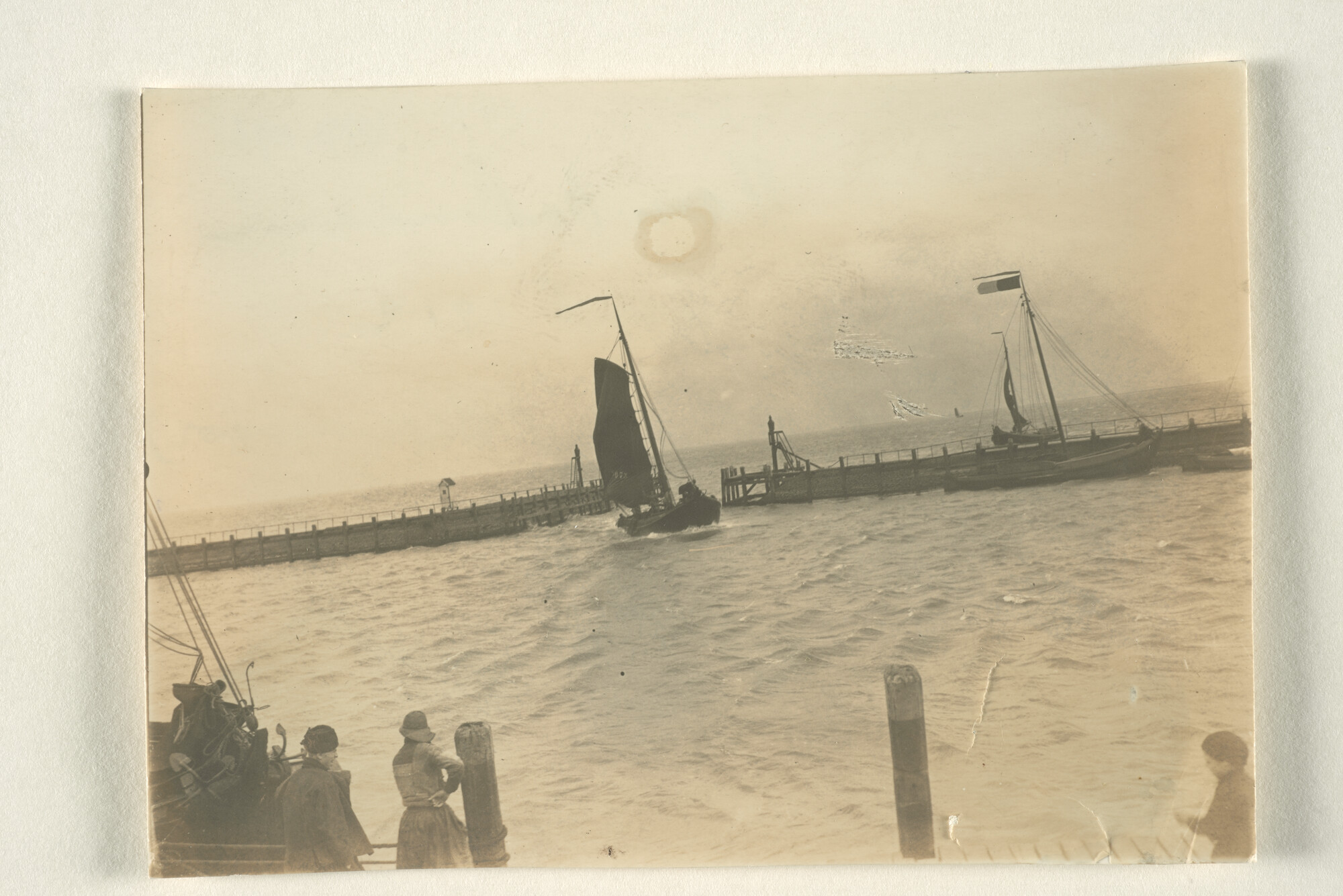 1997.1196; De haven van Volendam bij stormachtig weer rond 1912; fotoreportage
