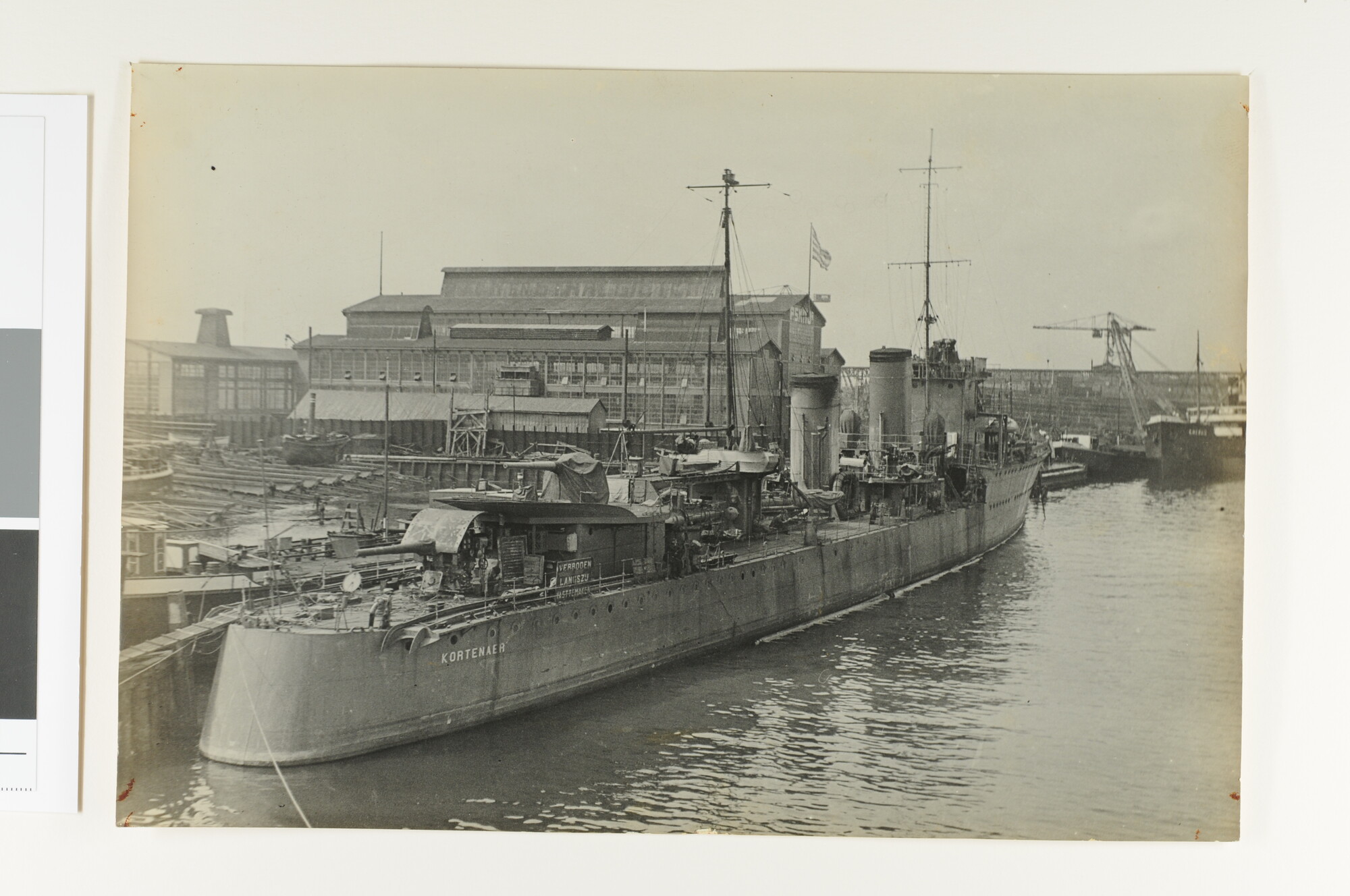 A.2867(01)067; De torpedobootjager Hr.Ms. 'Kortenaer' aan de afbouwkade van de werf van Burgerhout's Machinefabriek en Scheepswerf; foto