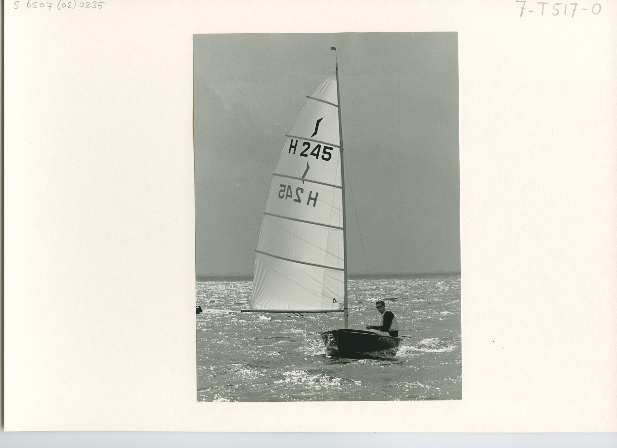 S.6507(02)0235.02; Zwart-wit foto van de Soloweek 1966 te Medemblik, met nrs; foto