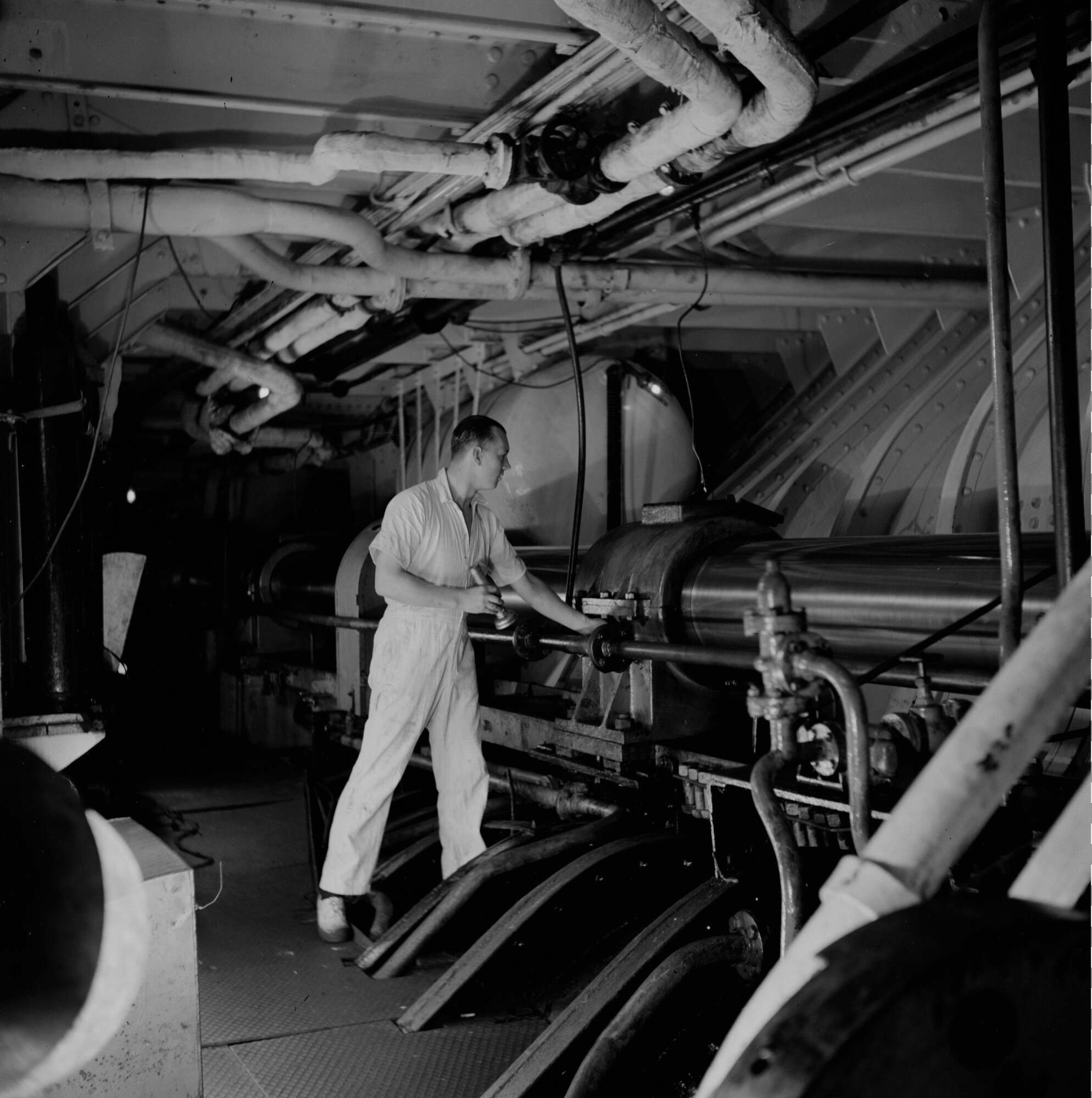 2015.1662; Negatief van een werktuigbouwkundige in de machinekamer van ms Johan van Oldenbarnevelt; negatief