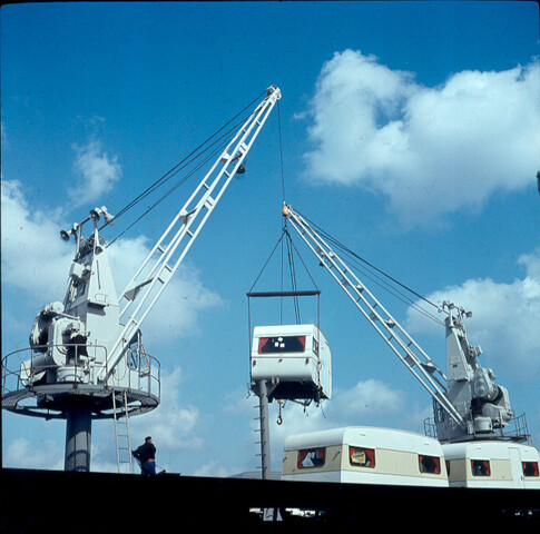 S.9100(1814); Dia van het vrachtschip ms. 'Spaarnestroom' van de Hollandsche Stoomboot Maatschappij (HSM) afgemeerd aan de Handelskade te Amsterdam; diapositief