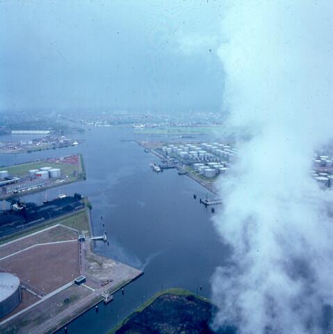 S.9100(3458); Dia (luchtfoto) Petroleumhaven te Amsterdam; diapositief