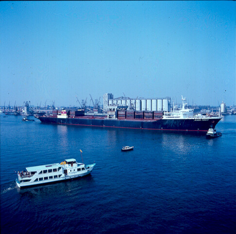 S.9100(4606); Dia van het Noorse LASH-schip ms. Arcadia Forest in de Vlothaven te [...]; diapositief