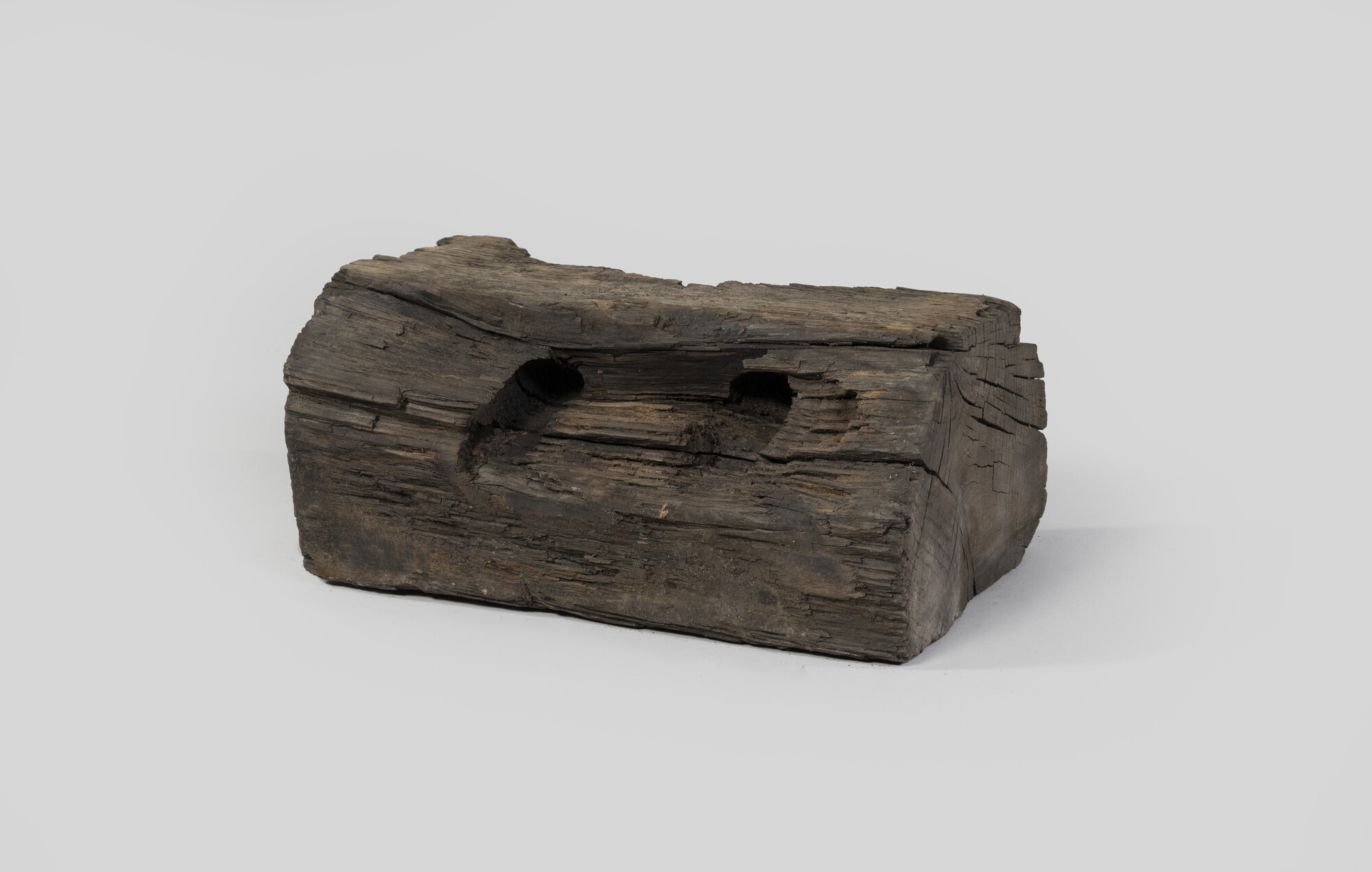 2024.0380; Scheepsdeel, eikenhout, ziet er uit als archeologisch gevonden hout; scheepsonderdeel