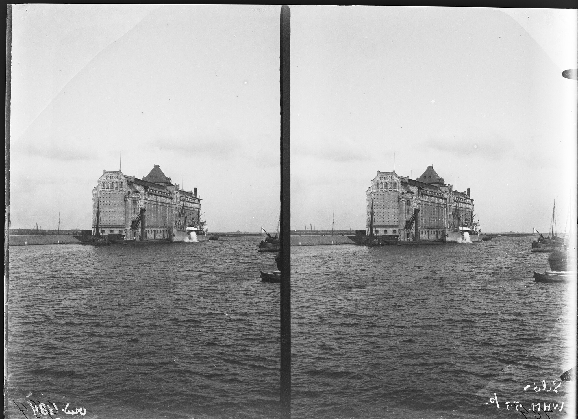 S.1156(06)121b-1; Stereonegatief van de Graansilo aan de Westerdoksdijk te Amsterdam met het 'Tijdskland' op de voorgrond; negatief