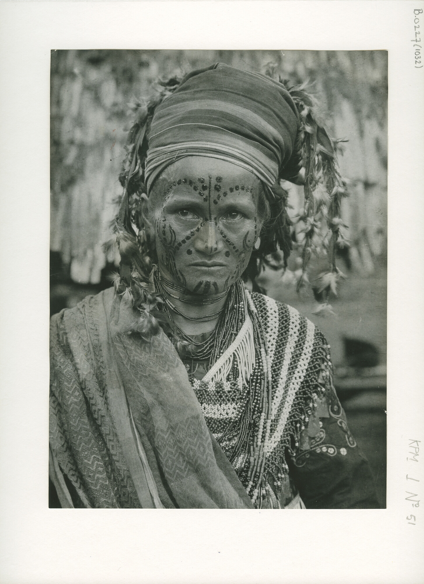 B.0227(1032); Portretfoto van een Toradja priester van Gintoe Bada (Midden Celebes); foto