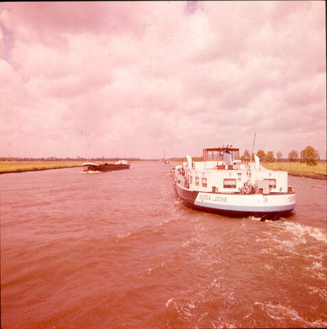 S.9100(2242); Dia van het Amsterdam-Rijnkanaal. Tanker op kanaal, bij Nigtevecht; diapositief