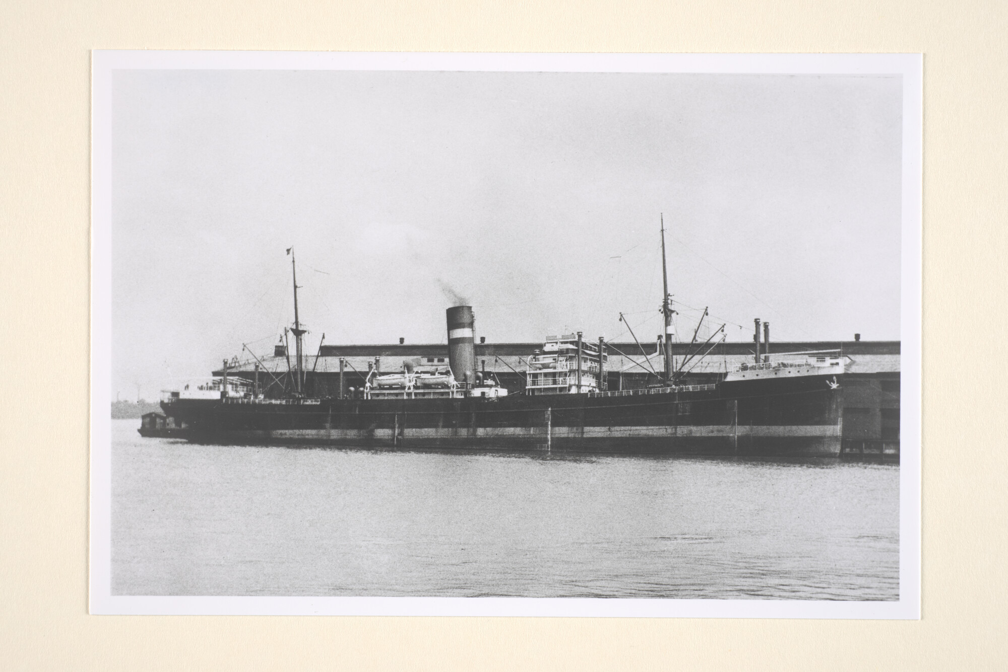 1995.5795; Het vrachtschip ss. 'Blijdendijk' van de Holland-Amerika Lijn ligt afgemeerd aan een kade in de haven van Baltimore (USA), mei 1923 [...]; foto