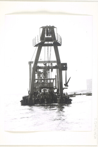 S.5219(12)0620; De cutterzuiger 'Gouda' van Zanen Verstoep NV., gebouwd op de dwarshelling van de ASM; fotoreportage