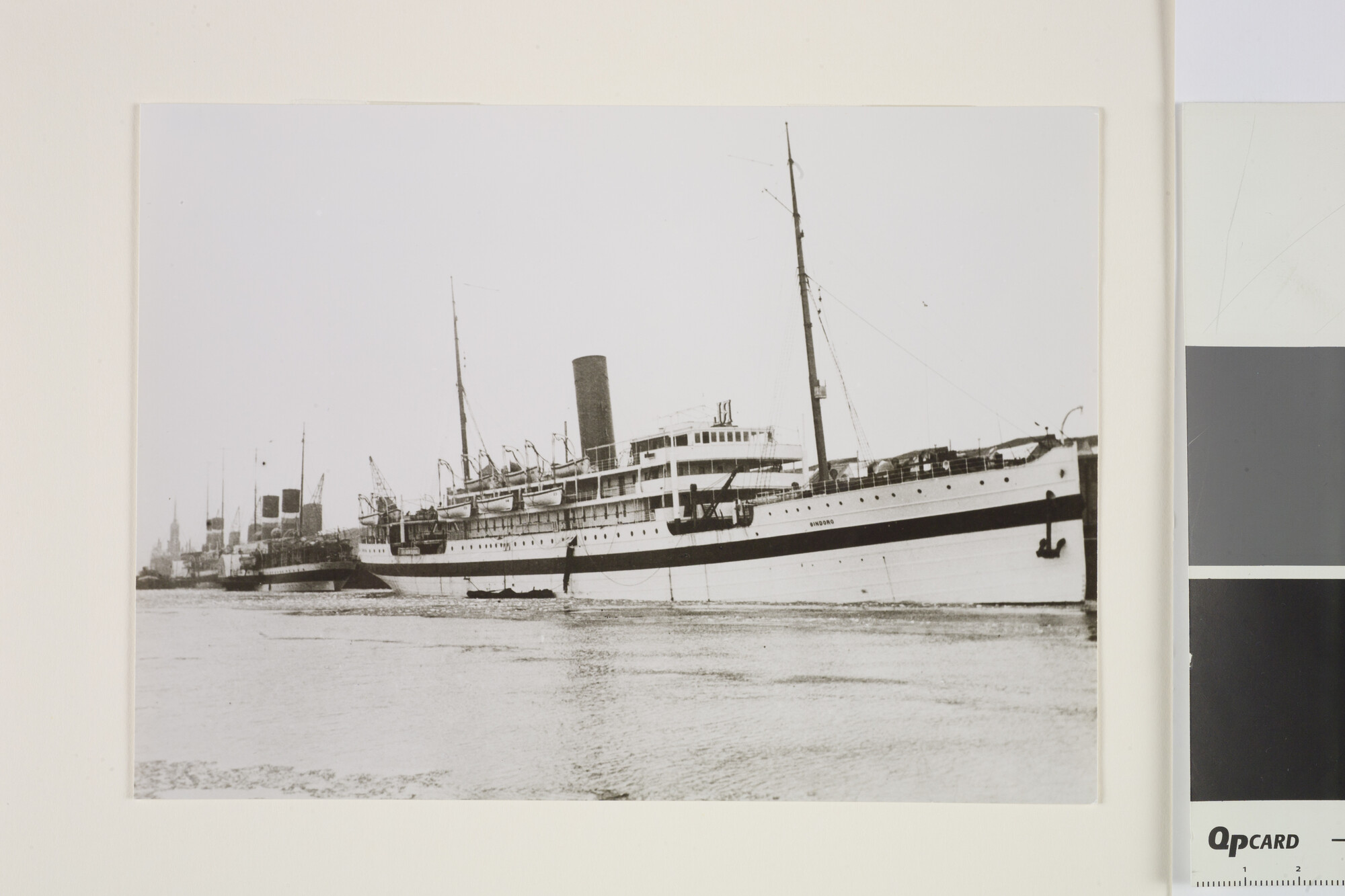 1996.3106; Het passagiersschip ss. 'Sindoro' van de Rotterdamsche Lloyd, omgebouwd als hospitaalschip, tijdens de Eerste Wereldoorlog; foto