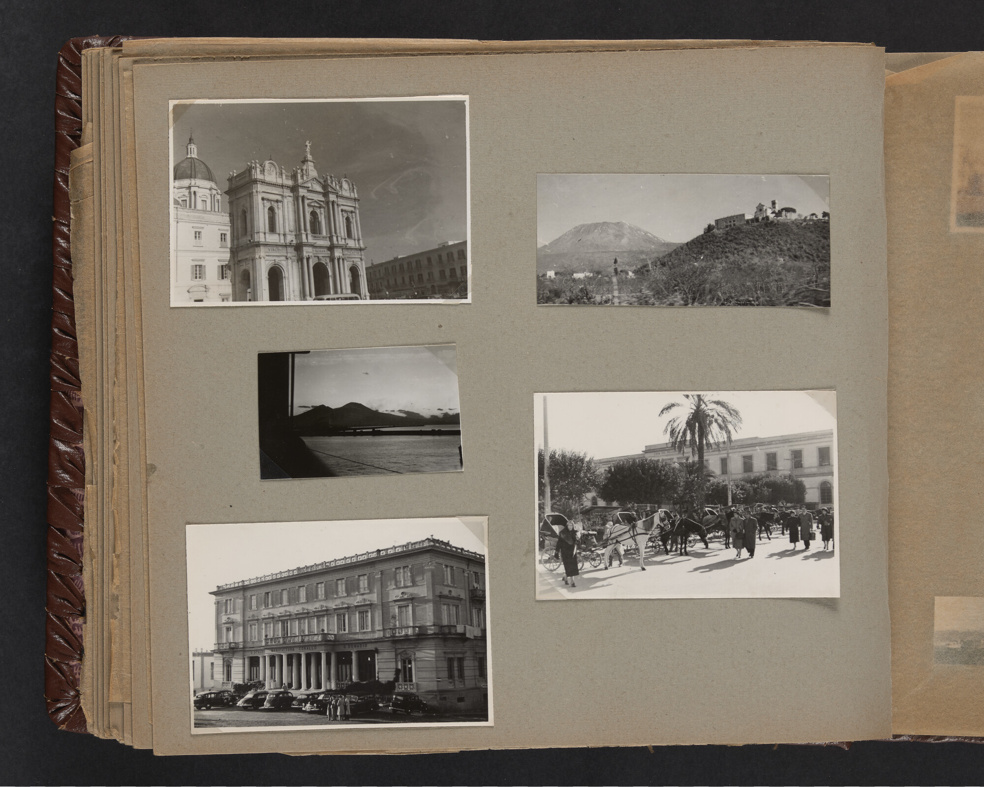 2019.0671; Fotoalbum van het echtpaar Jan van der Meer Mohr en Johanna van der Meer Mohr-van Ruler van hun reis op ms. Oranje van Tandjong Priok naar Amsterdam tussen 18 december 1953 en 7 januari 1954; fotoalbum