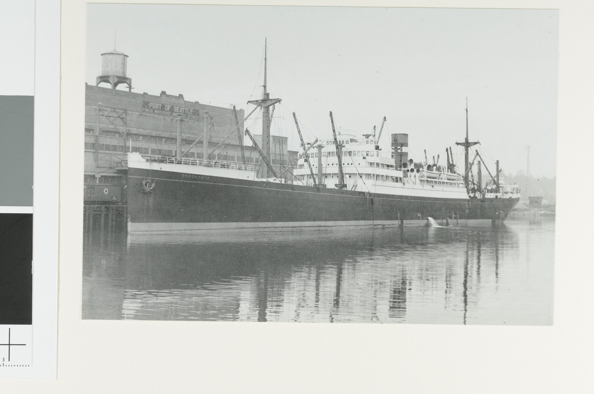 A.4744(23); Het vracht-passagiersschip ms. 'Drechtdijk' van de Holland-Amerika Lijn; foto