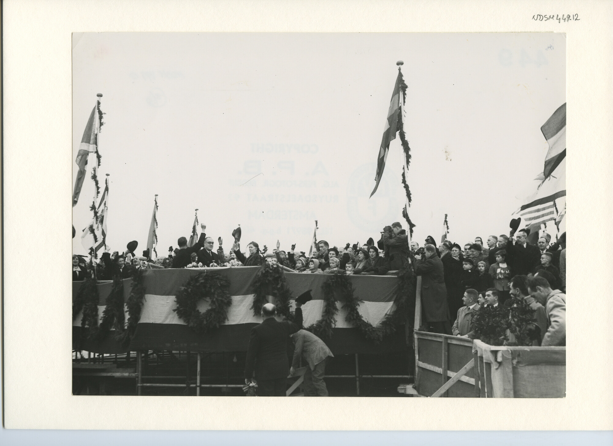S.5444(2311)3; Foto van de tewaterlating van de tanker ts. Royal Arrow; foto