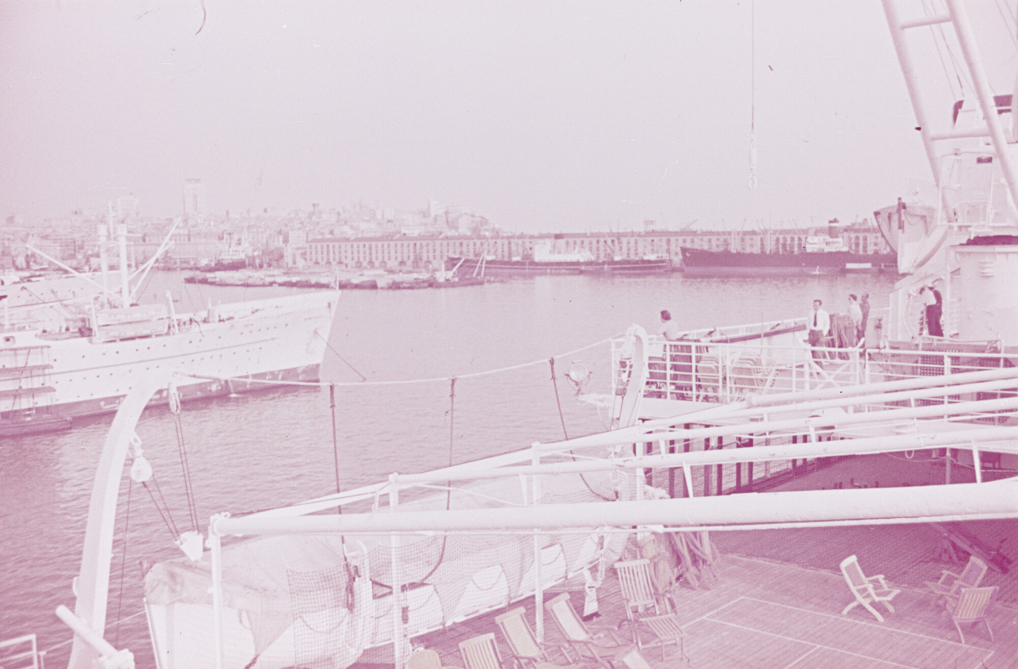 2015.0319; Dia van ms. Oranje in de haven van Genua; diapositief