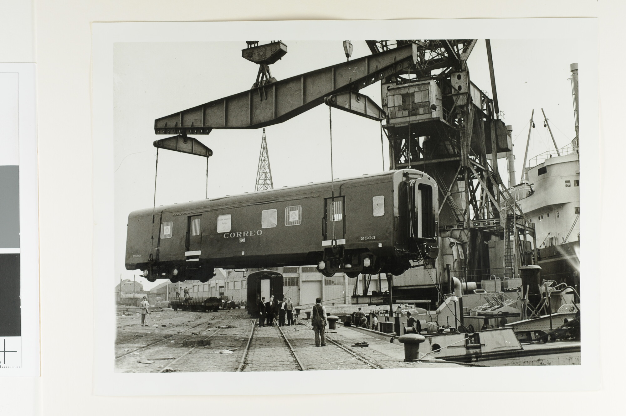 S.7032(011); Foto's van het laden van Schindler spoorwegwagons voor de USA aan boord van het vrachtschip ms. 'Witmarsum' van de NV; fotoreportage