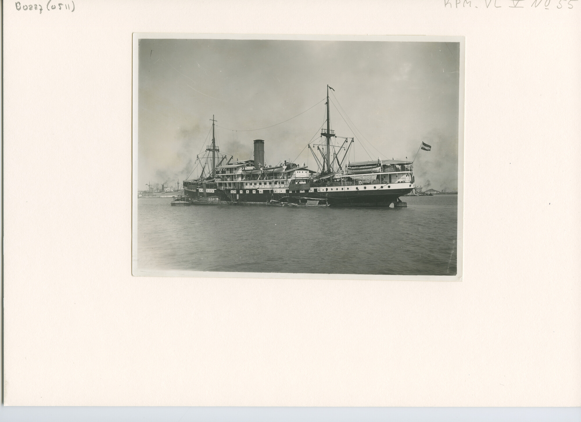 B.0227(0511); Foto van ss. Van der Lijn van de KPM in de haven van Tandjong Priok; foto