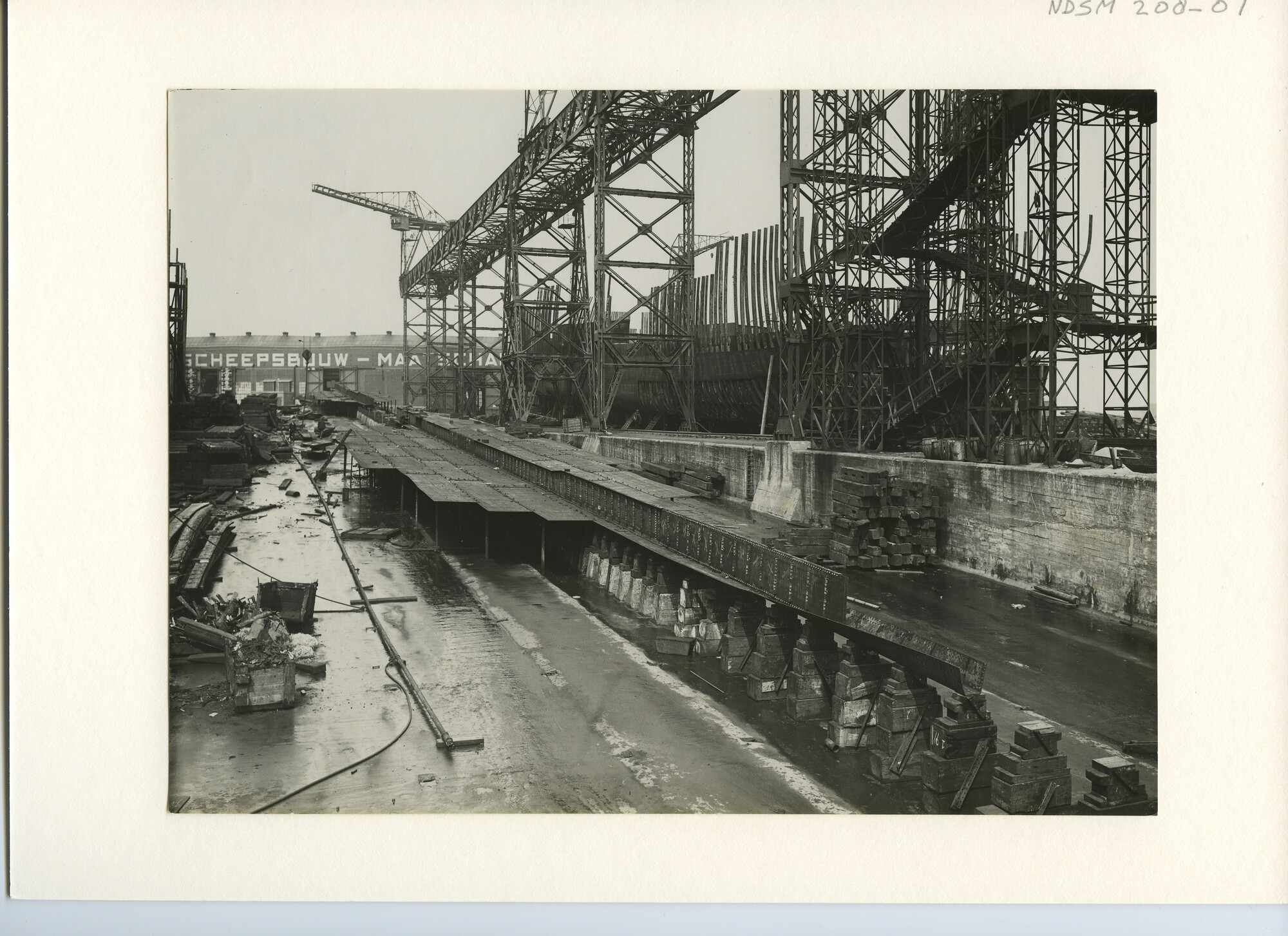 S.5444(0874); Foto van vracht-passagiersschepen ss. Both en ss. Reael in aanbouw; foto