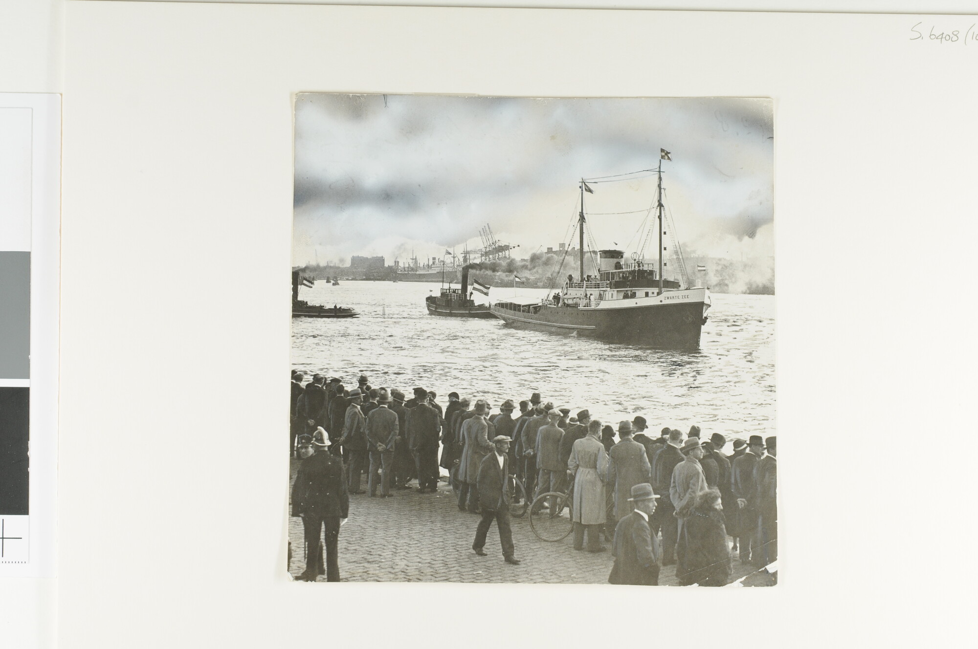 S.6408(1054); De zeesleepboot 'Zwarte Zee' van de L. Smit & Co's Internationale Sleepdienst uit Rotterdam vertrekt voor haar maiden-trip vanaf de Parkkade in Rotterdam [...]; foto