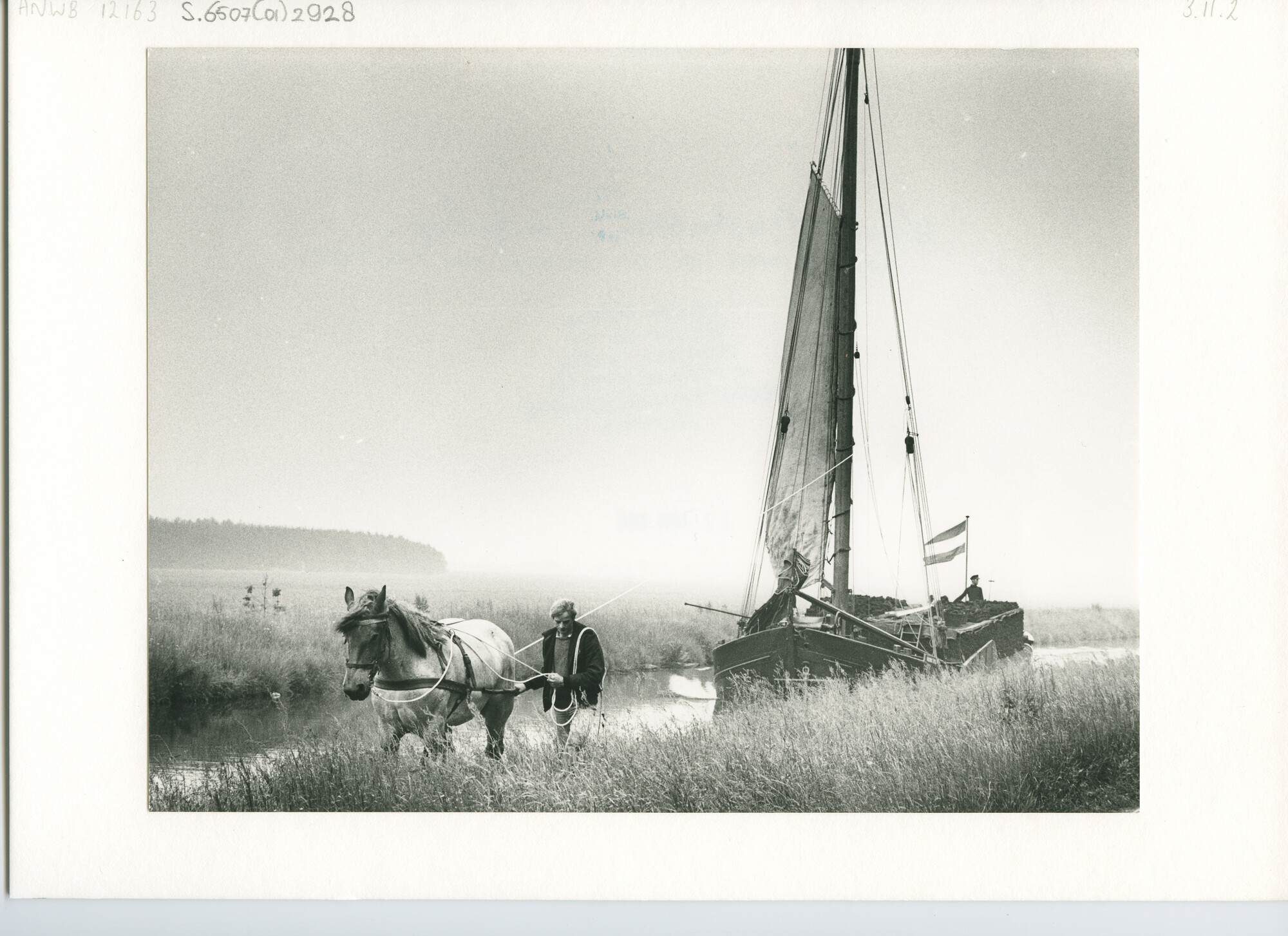 S.6507(01)2928; Een met turf beladen klipper wordt gejaagd met een paard over een Drents kanaal; foto