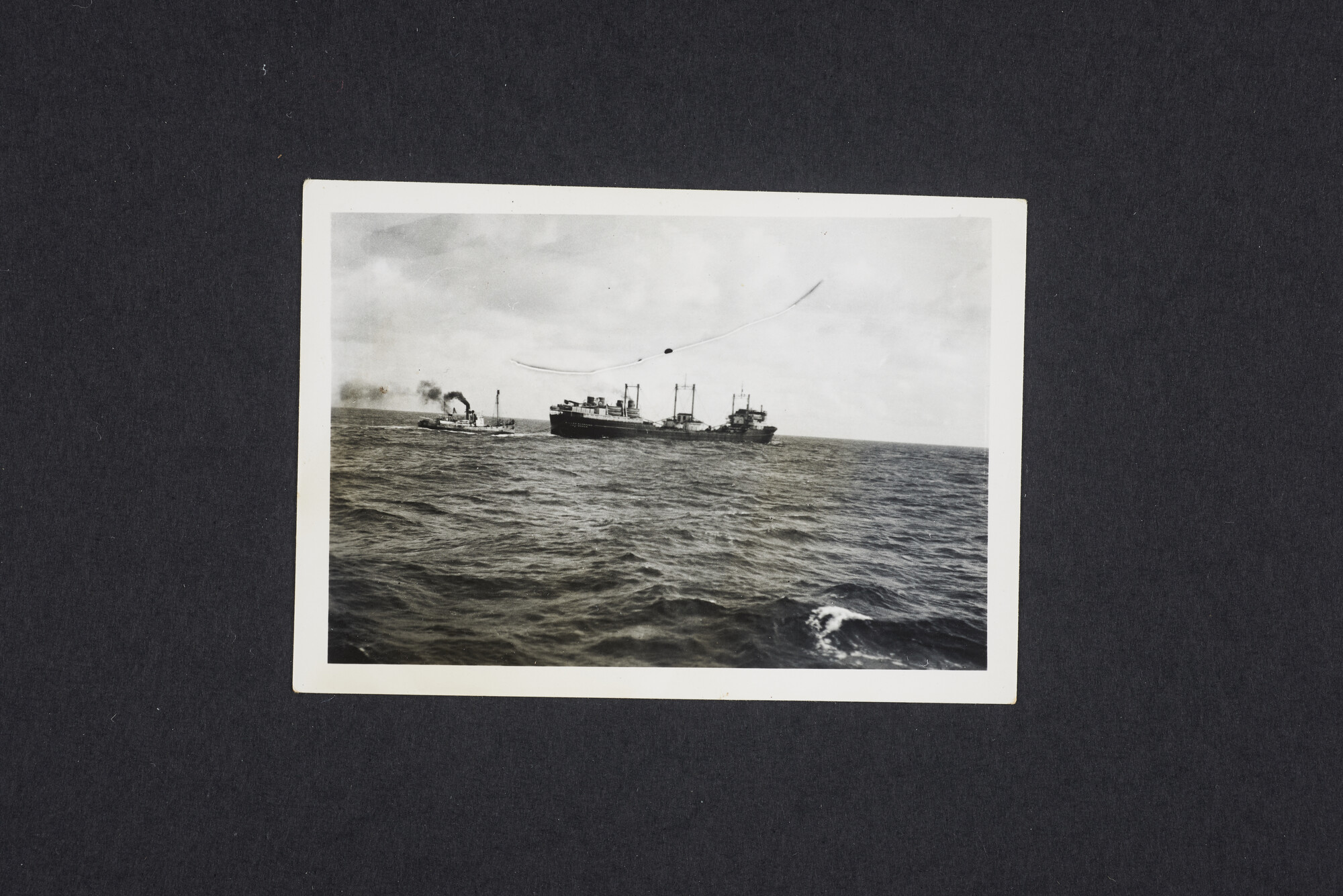 2016.2622; Zwart-wit foto van de Willem Barendsz (I) en walvisjager AM 2; foto