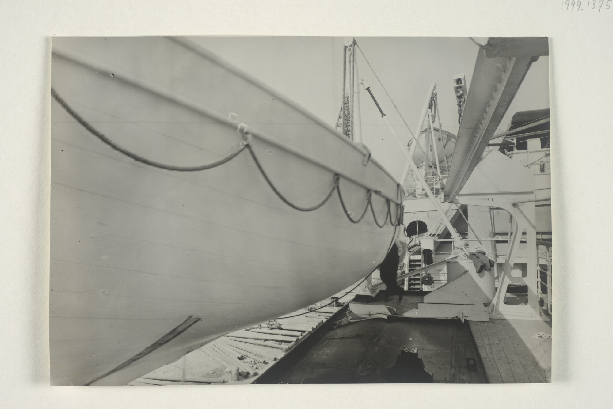 1999.1375; Fotos van het opmeten van de afstand tussen het boord van de sloep en davit [...]; fotoreportage