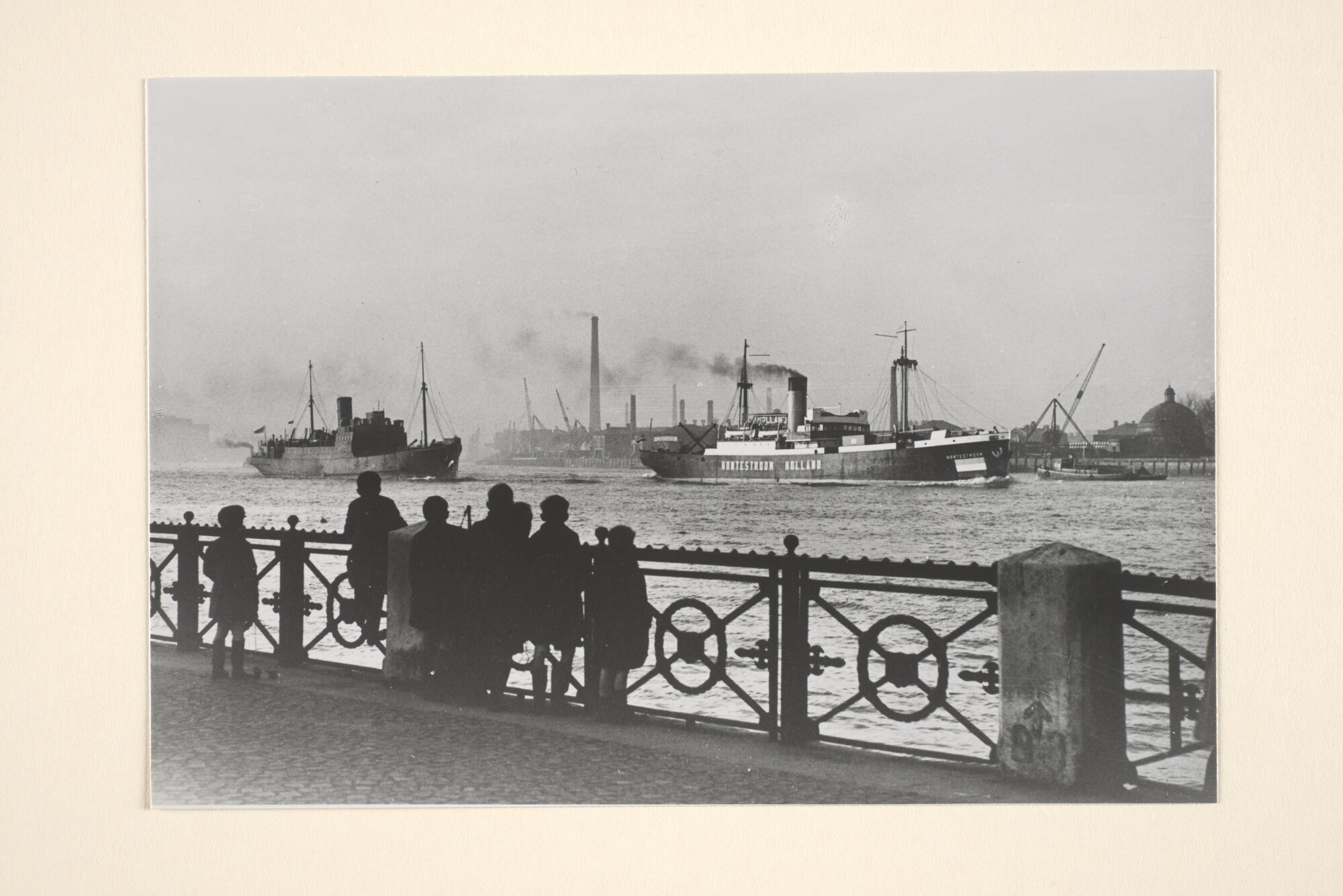 1995.6318; Het vrachtschip ss. 'Hontestroom' van de Hollandsche Stoomboot Maatschappij op de Thames in 1939, kort na het uitbreken van de Tweede Wereldoorlog; foto