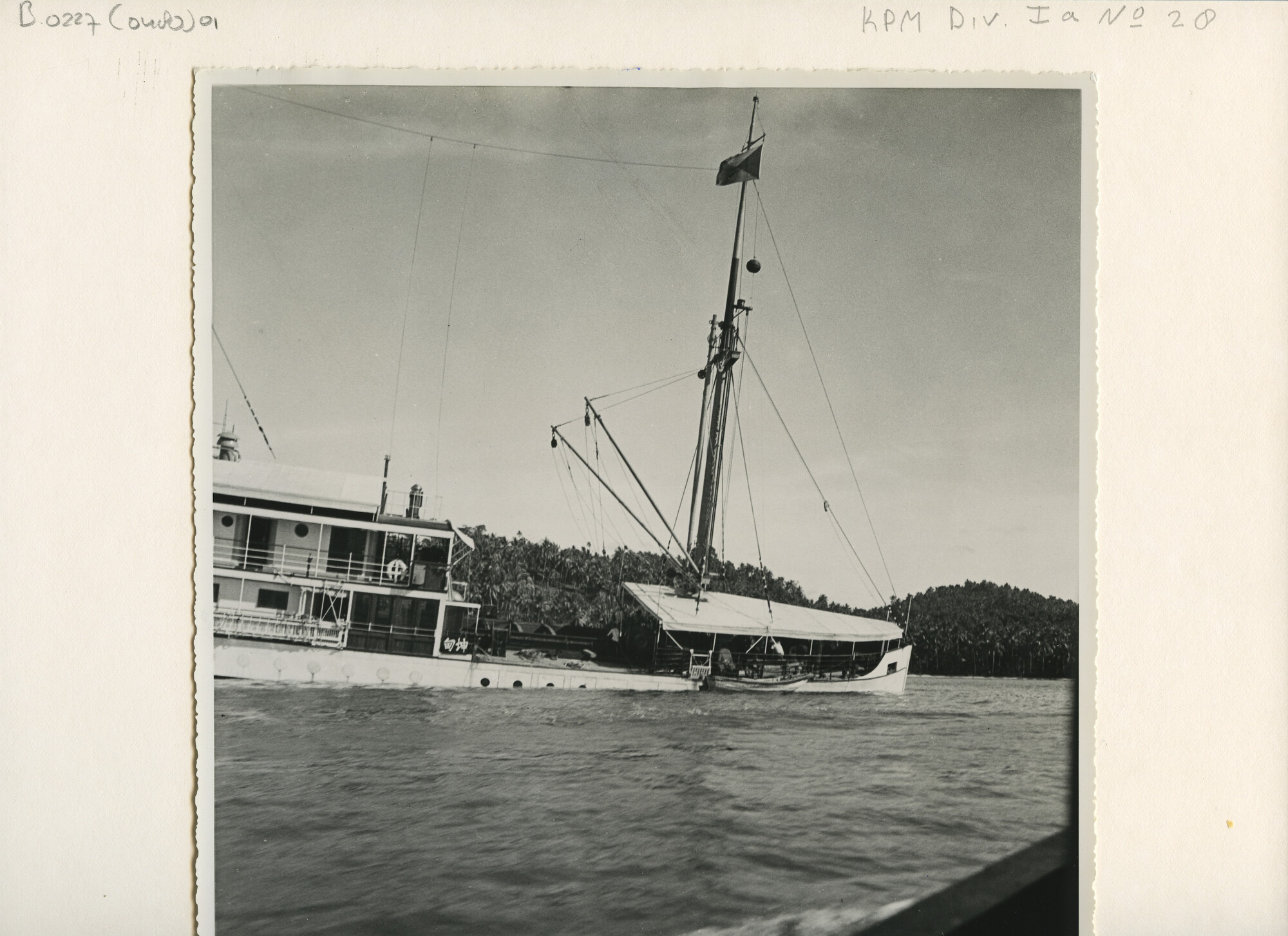 B.0227(0480)01; Foto van het gestrande en gedeeltelijk gezonken ms. Togian bij Pontianak, december 1935; foto