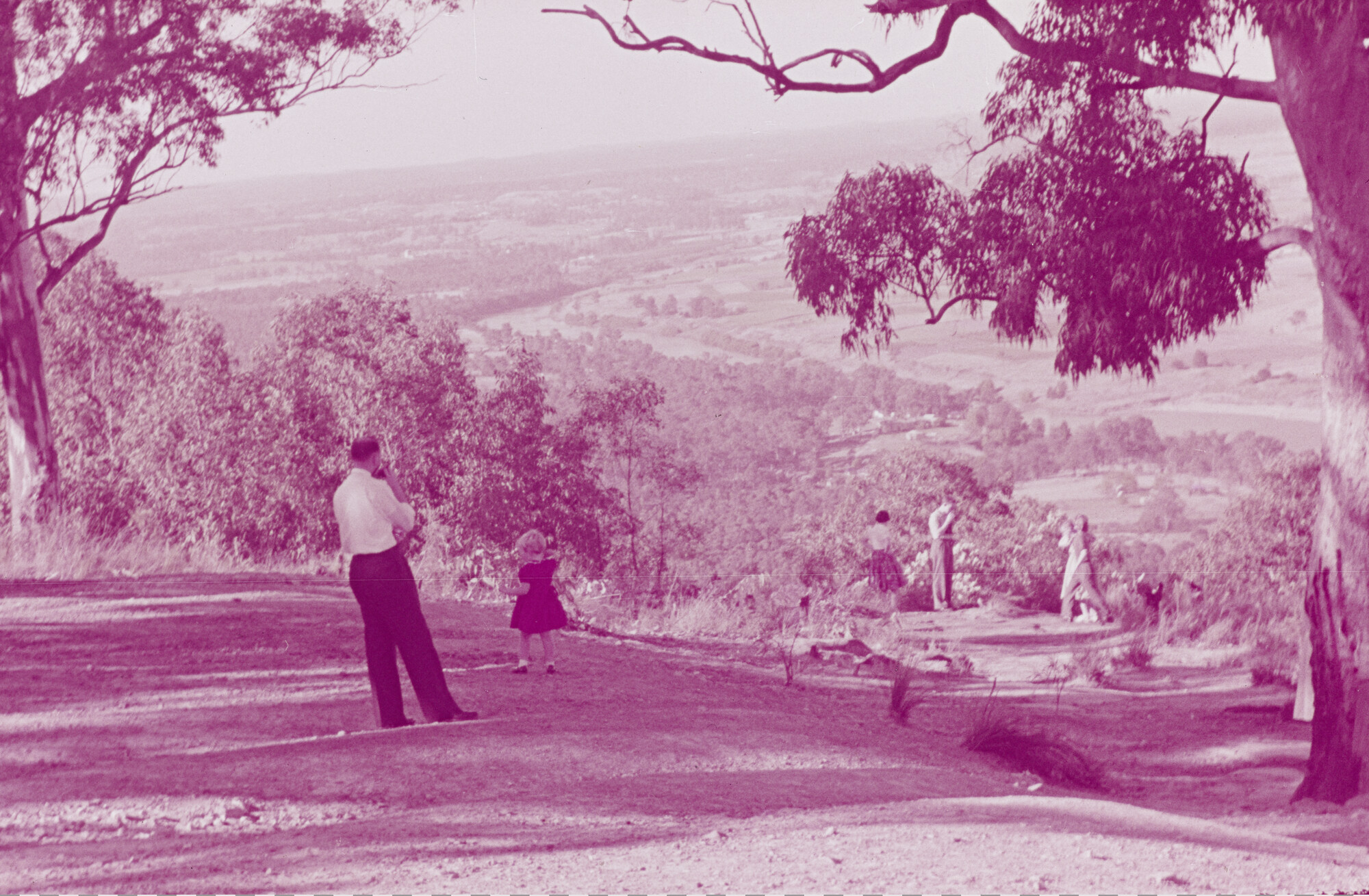 2015.1043; Dia van dagjesmensen in een park bij de Blue Mountains; diapositief