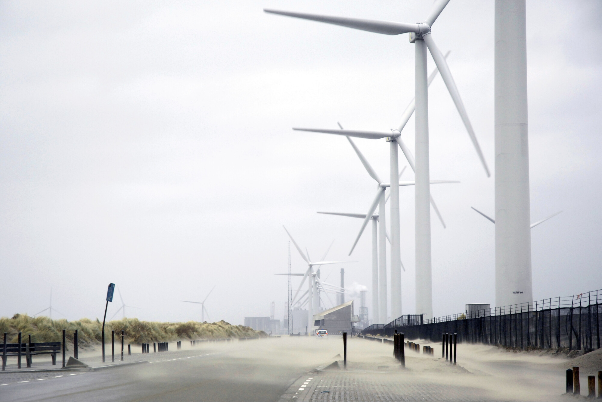 2019.0200; Kleurenfoto van een weg langs een rij windmolens in de richting van een industriegebied (Maasvlakte 2), 2008; foto
