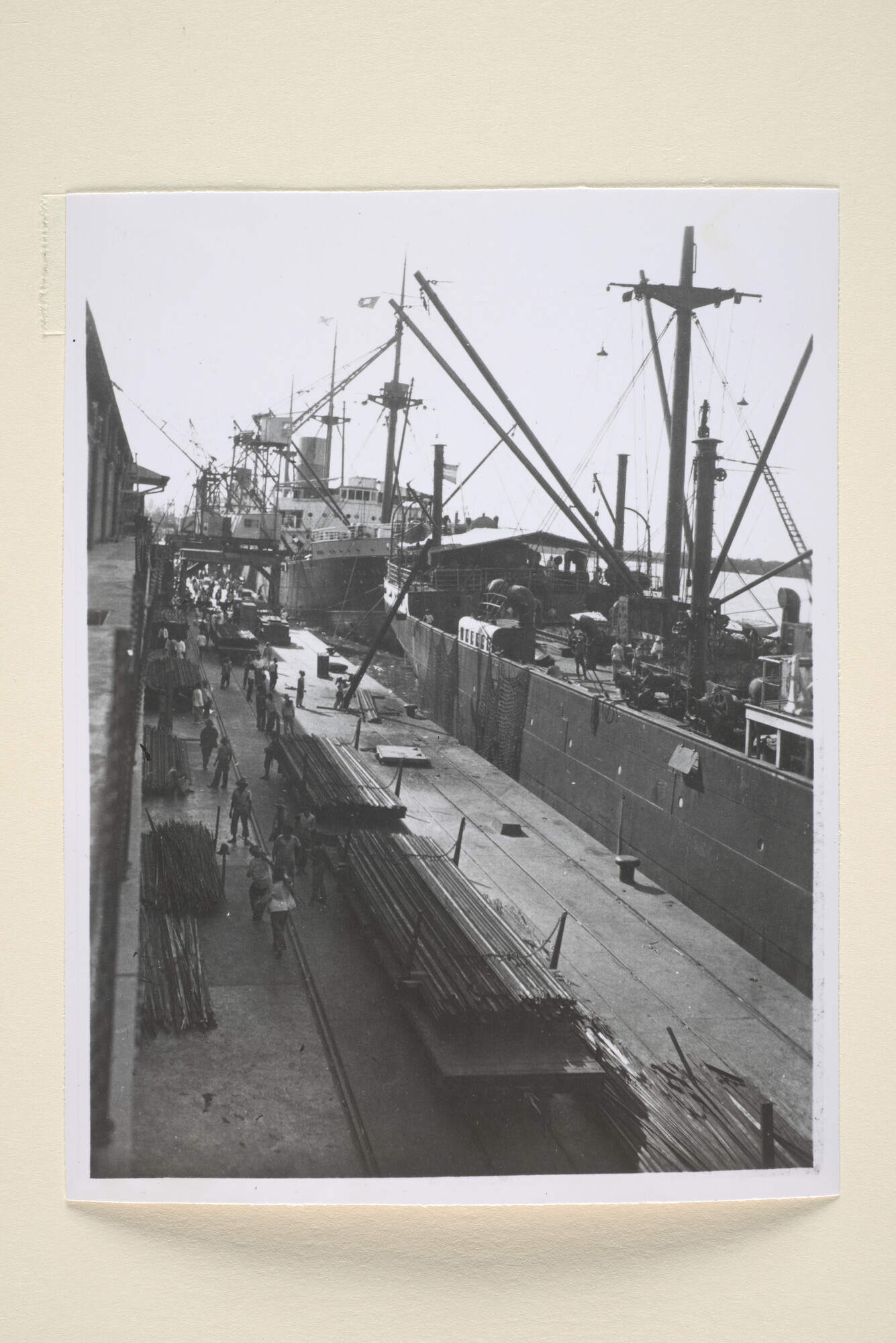 1995.5118; Foto's van het vrachtschip ms. 'Poelau Bras' aan de kade te Belawan; fotoreportage