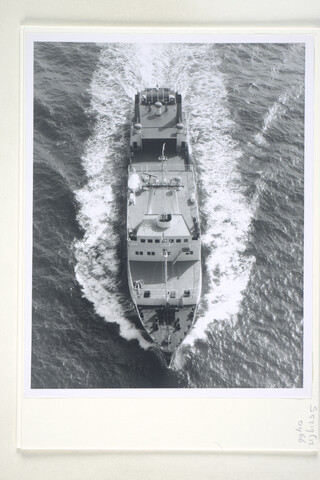 S.5219(12)0466; Luchtfoto's van het Ro-Ro vrachtschip ms. 'Amstelstroom', gebouwd bij de ASM, gezien op de Noordzee op weg naar een Britse haven bakboordaanzicht; fotoreportage