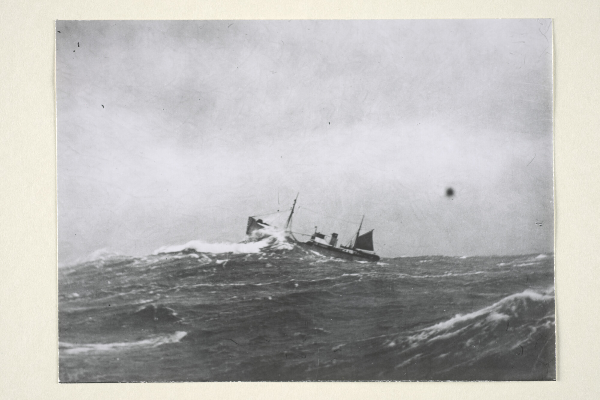 1997.1625; fotos van de stoomtrawler Antje gezien op zee tijdens een herfststorm [...]; fotoreportage