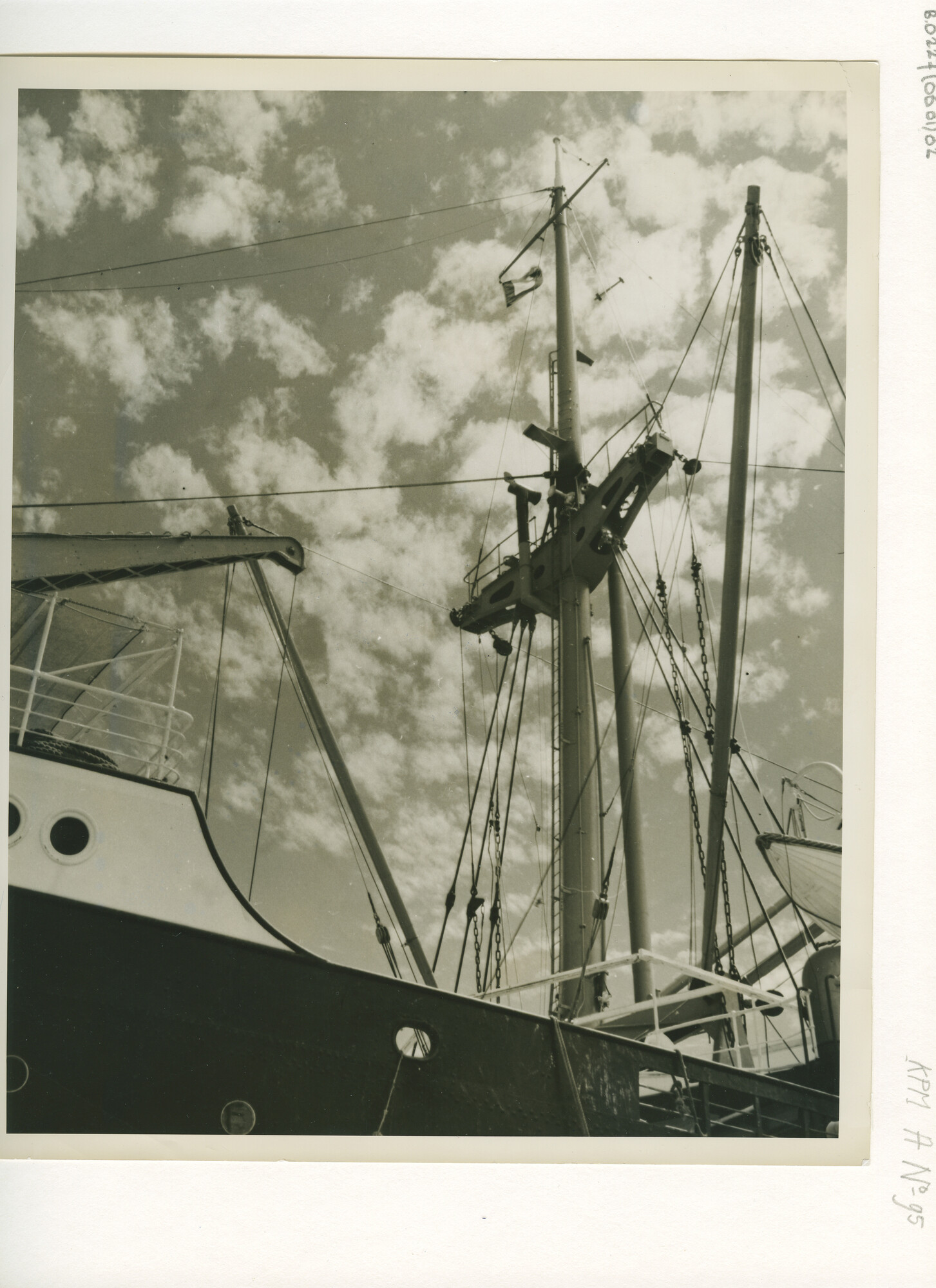 B.0227(0601)02; Foto van KPM-schepen aan de kade te Makassar [...]; foto