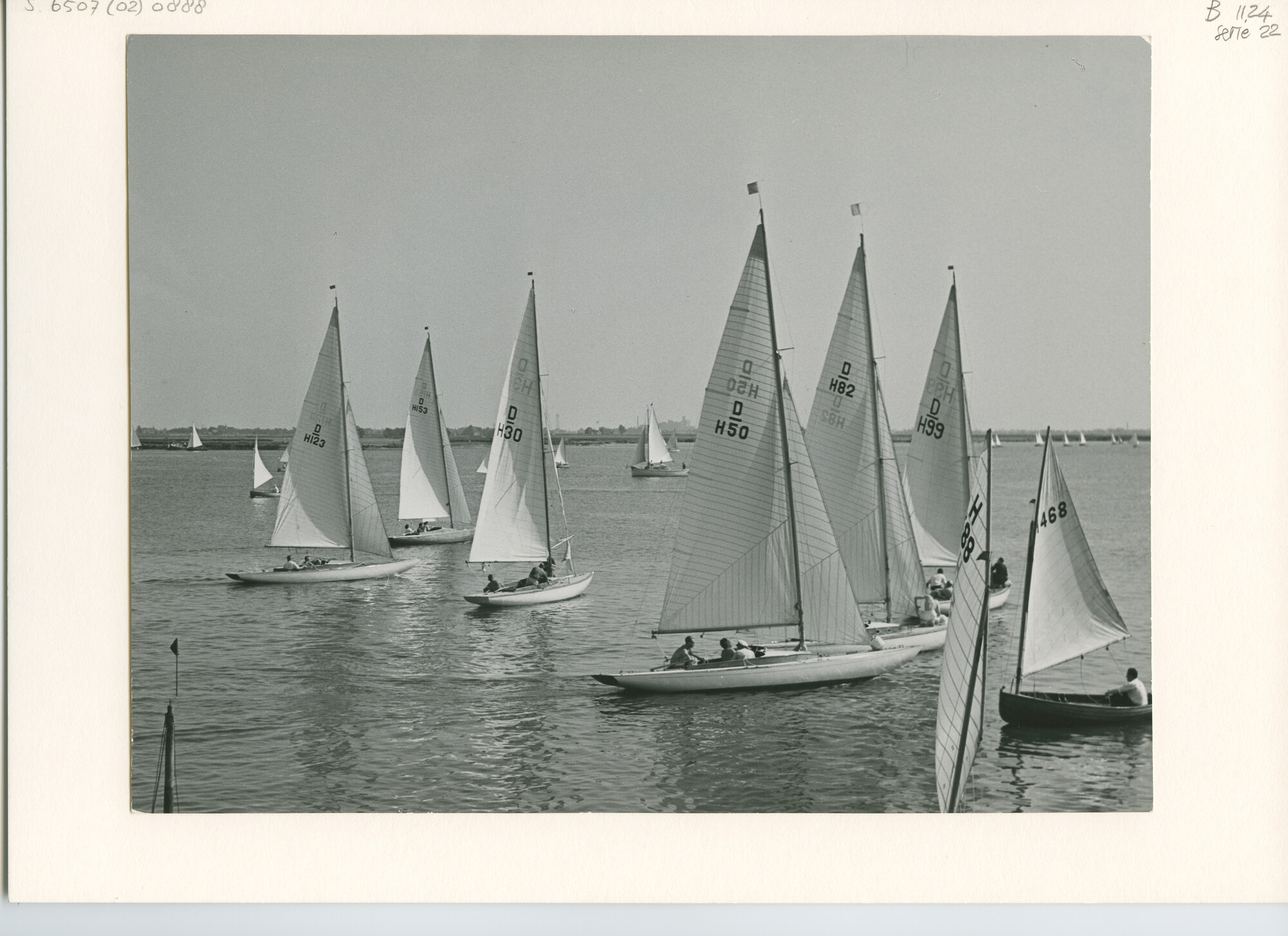 S.6507(02)0888.03; Zwart-wit foto van de Drakenklasse op Braassemermeer en Alkmaardermeer; foto