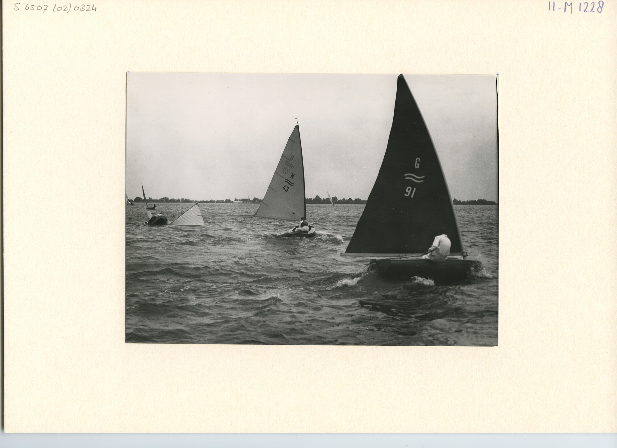 S.6507(02)0324.03; Zwart-wit foto van de Finnjollenklasse op het Braassemermeer; foto