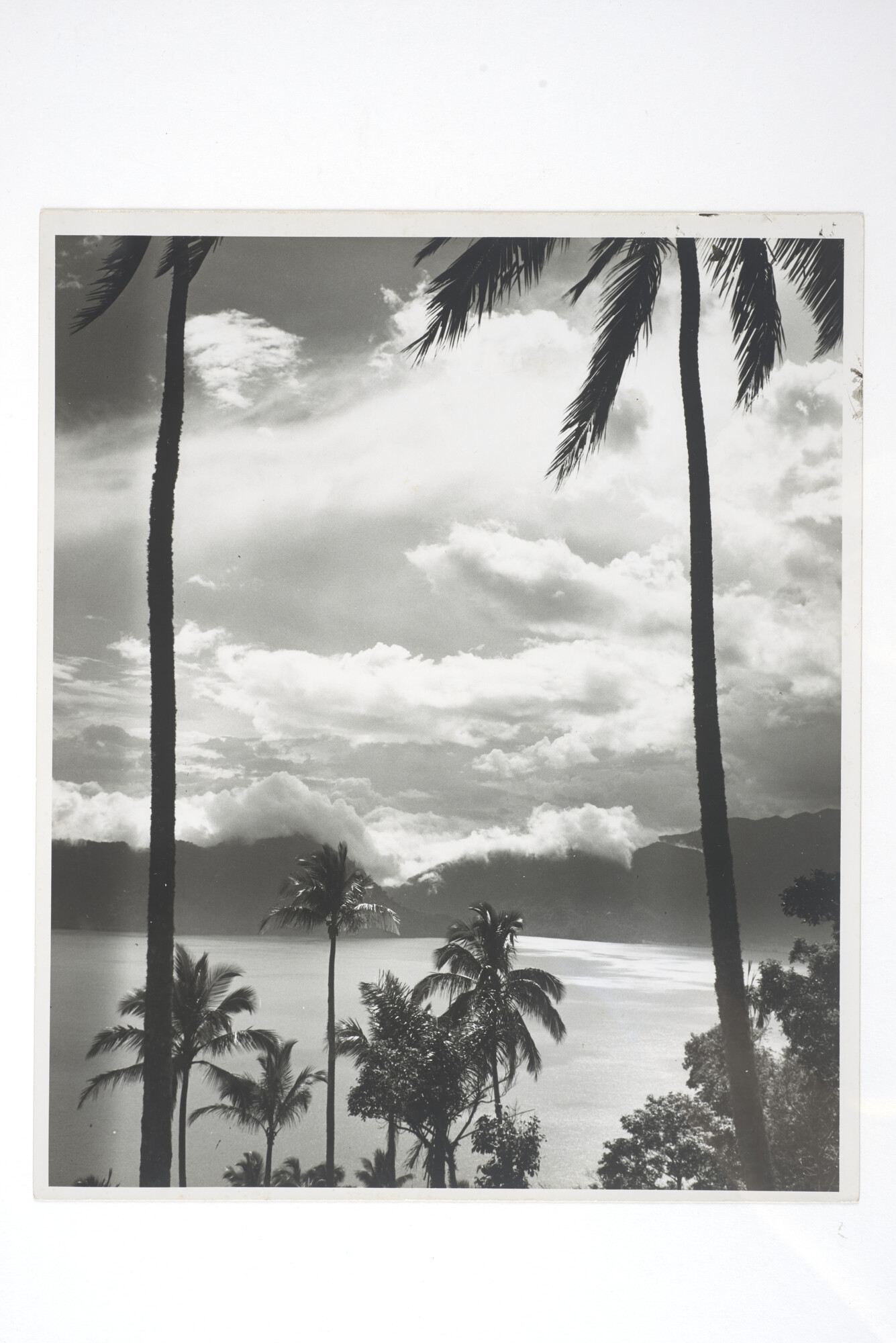 2014.0436; Zwart-wit foto van een, wellicht Nieuw-Guineese, baai; foto