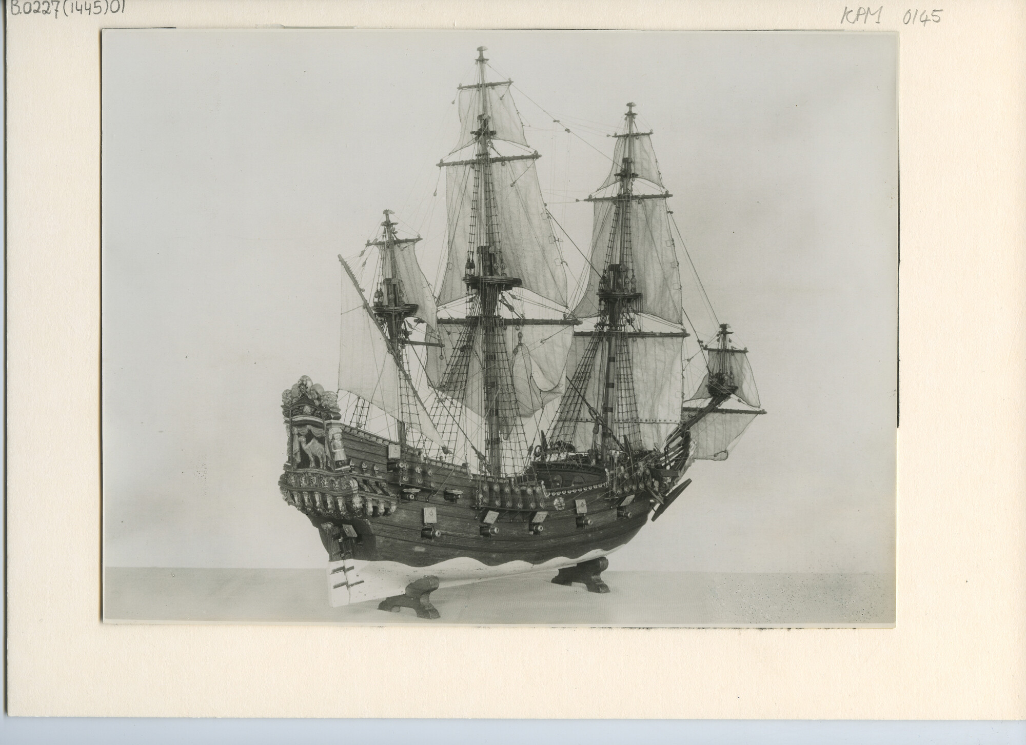 B.0227(1445)01; Foto van een scheepsmodel van de pinas 'Dromedaris'; foto