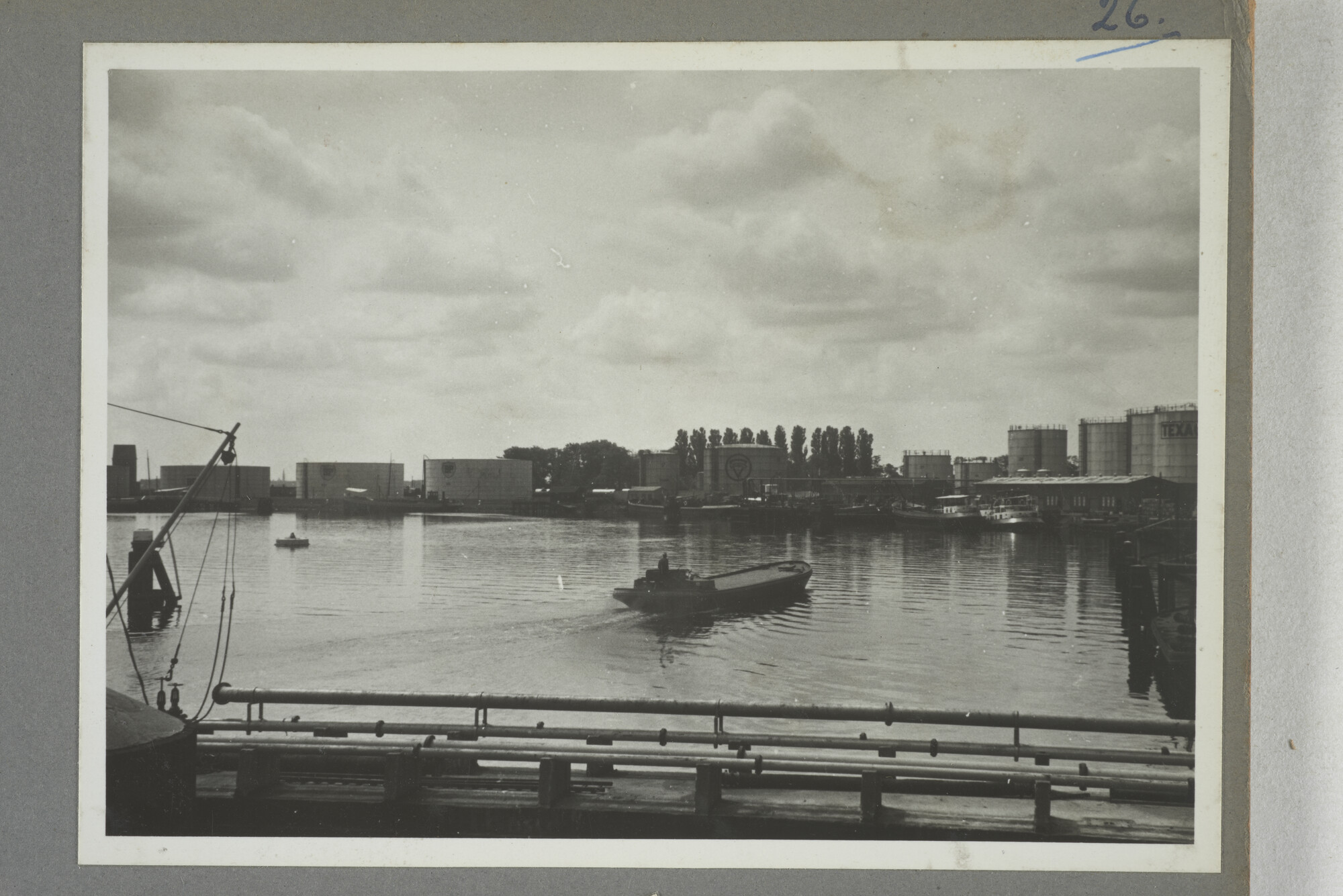 1998.2177; Omslag/ album met een grote hoeveelheid proeffoto's gemaakt door mw. A.M. Wolff-Koller in opdracht van de Gemeente Handelsinrichtingen in Amsterdam; omslag