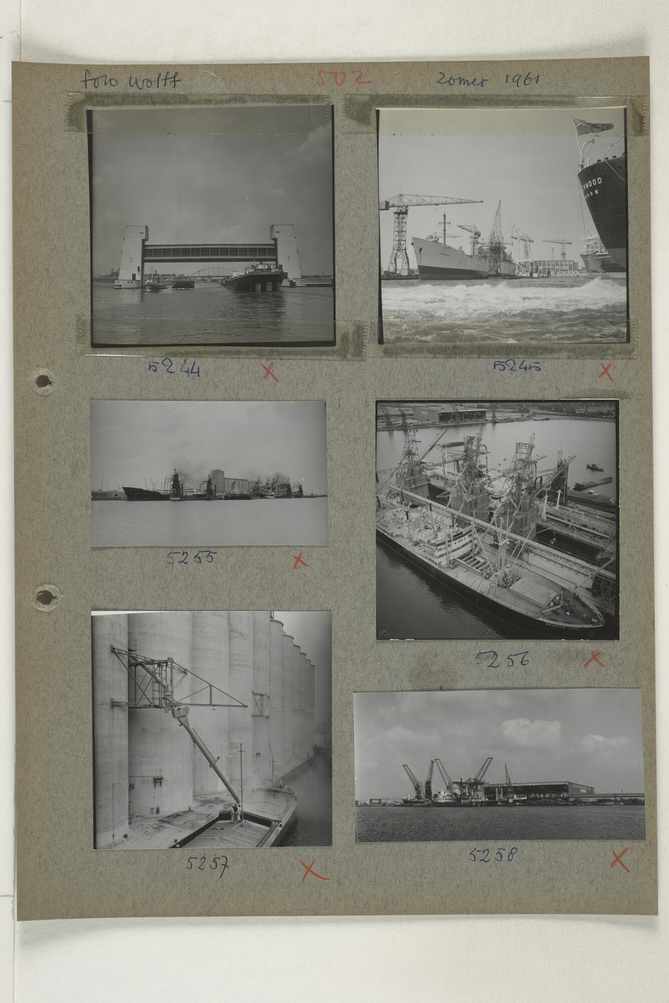 1998.2183; Omslag (voorheen ordner) met een grote hoeveelheid proef foto's van de haven en de stad van Amsterdam; omslag