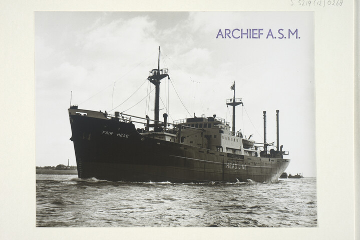 S.5219(12)0268; Foto's van de proeftocht van het Noord-Ierse (Laker) vrachtschip ms. 'Fair Head' van de Ulster Steamship Compagny gezien op de Nieuwe Waterweg richting zee; fotoreportage