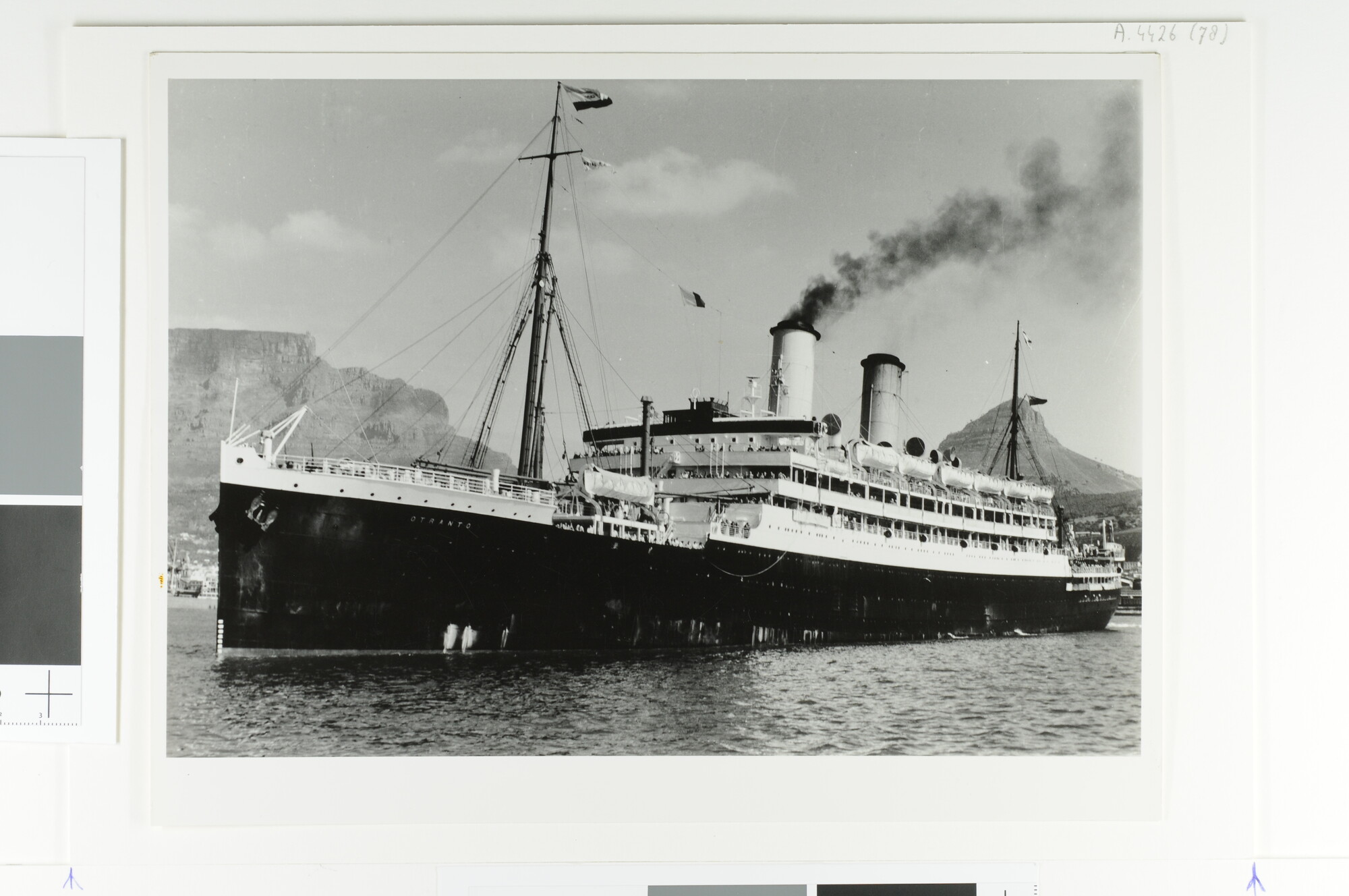 A.4426(78); Het Britse passagiersschip ss. 'Otranto' van de Orient Line Ltd gezien bij; foto