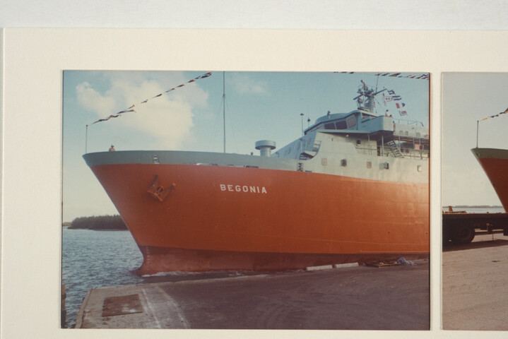 S.7032(055); Kleurenfotos van het laden van het Ro-Ro-schip ms. Begonia (ex- [...]; fotoreportage