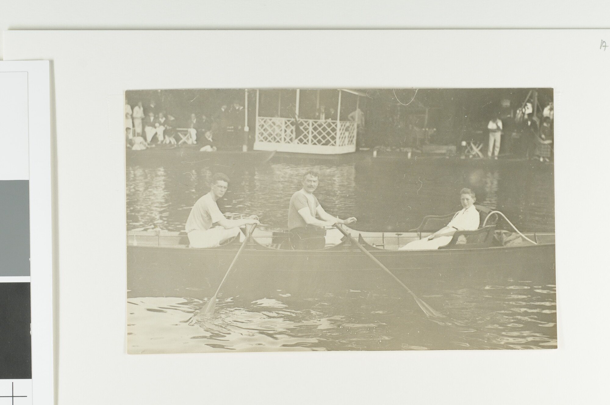 A.5675(67); Twee roeiers met stuurman in een overnaads gebouwde roeiboot; foto