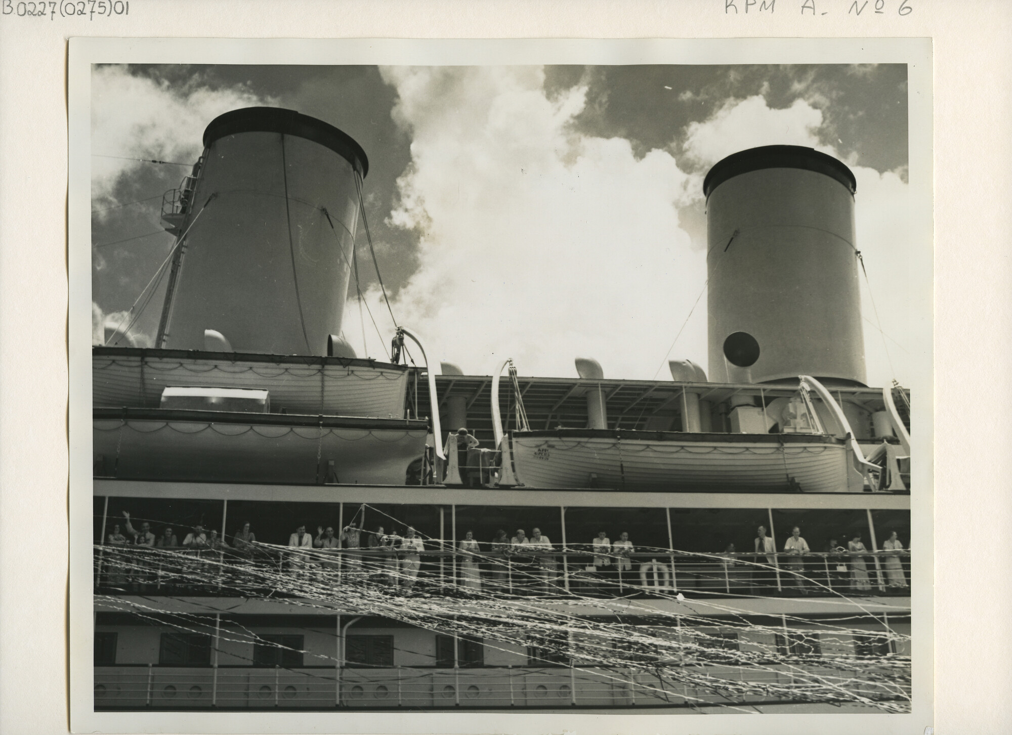 B.0227(0275)01; Foto van achterblijvers, die het passagiersschip ss. Nieuw Zeeland van de [...]; foto