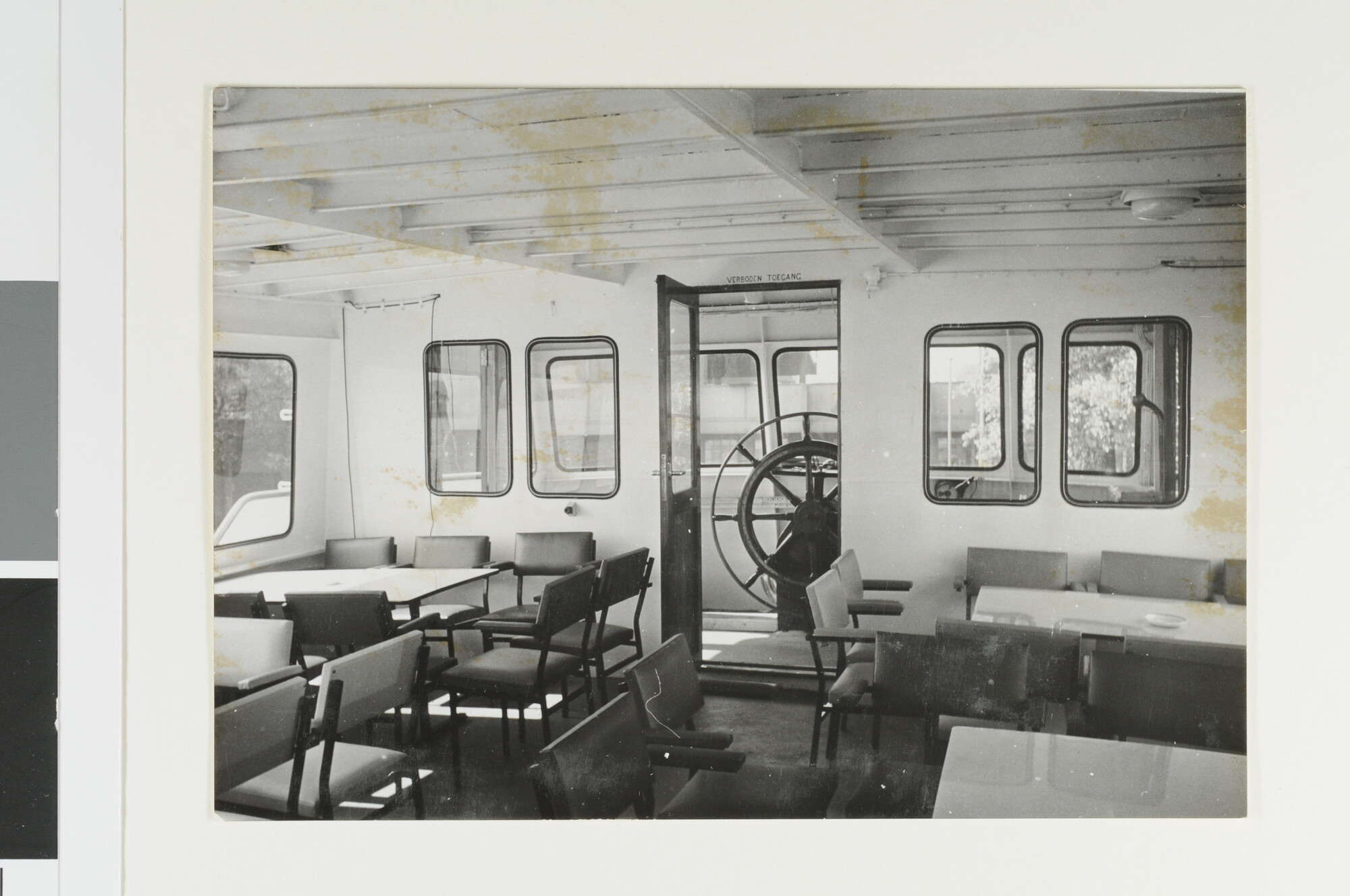 S.4360(09)3; Een deel van het interieur van de havenrondvaartboot ms. J.H.D. Koppe van [...]; foto