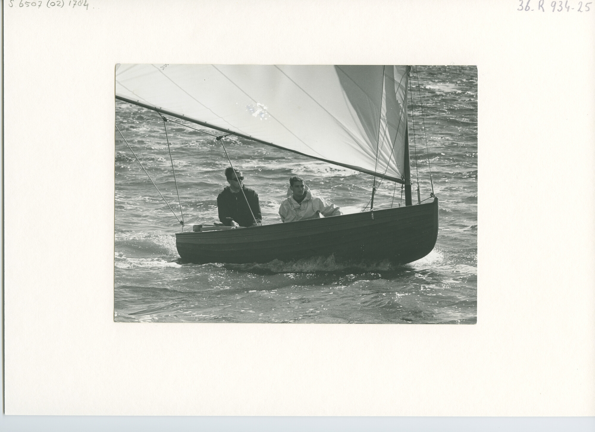 S.6507(02)1784; Zwart-wit foto van het Nederlands Kampioenschap twaalfvoetsjol 1964 op de Westeinderplassen; foto