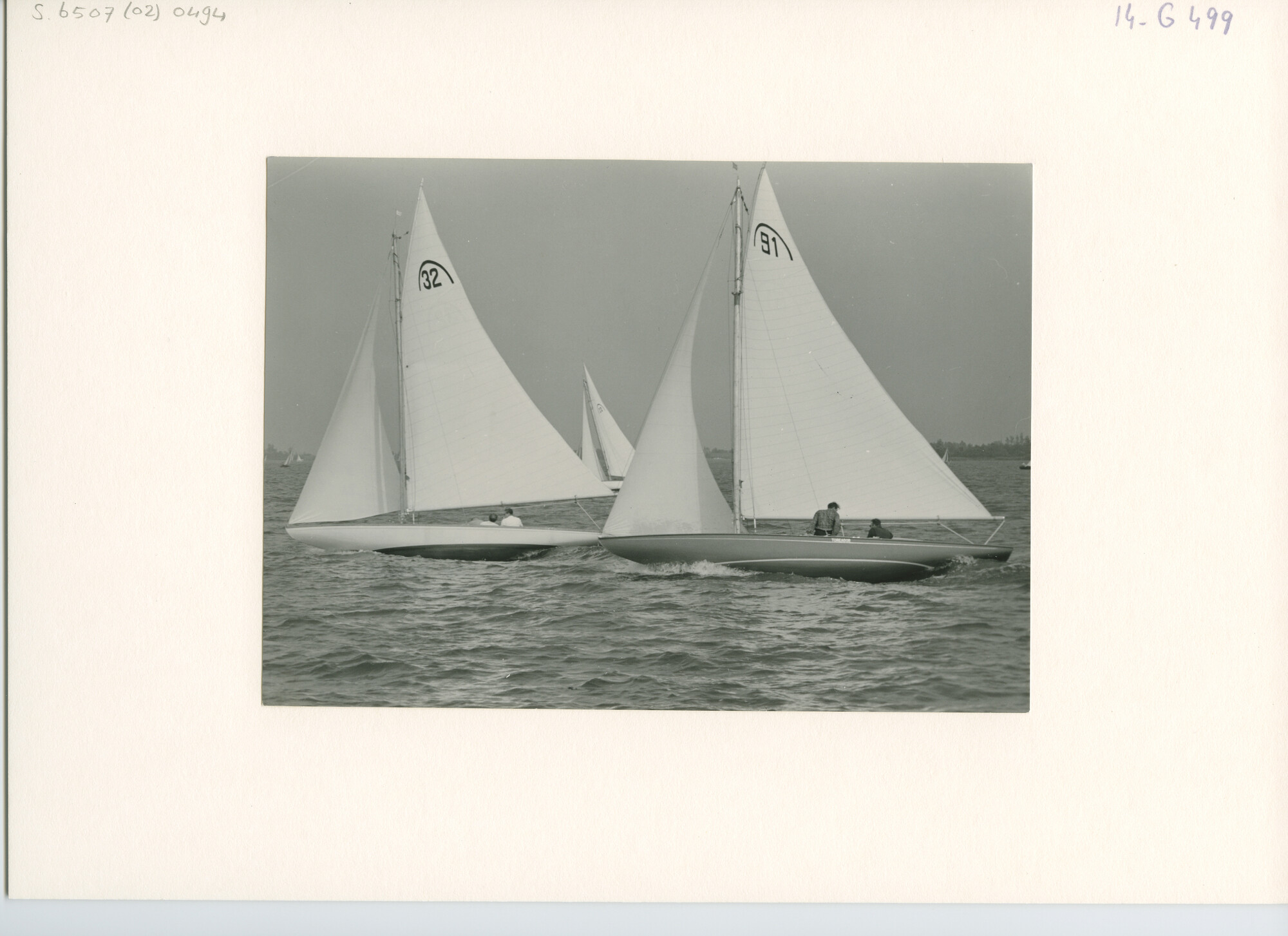 S.6507(02)0494.02; Zwart-wit foto van de Regenboogklasse tijdens een wedstrijd op de Westeinderplassen; foto