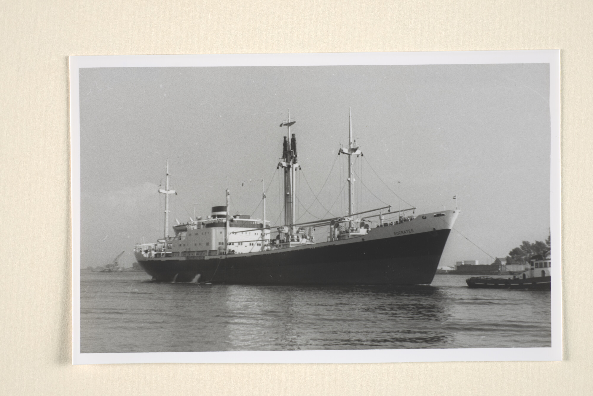 1995.6941; Het vrachtschip ms. 'Socrates' van de KNSM vermoedelijk gezien op de Nieuwe Waterweg; foto