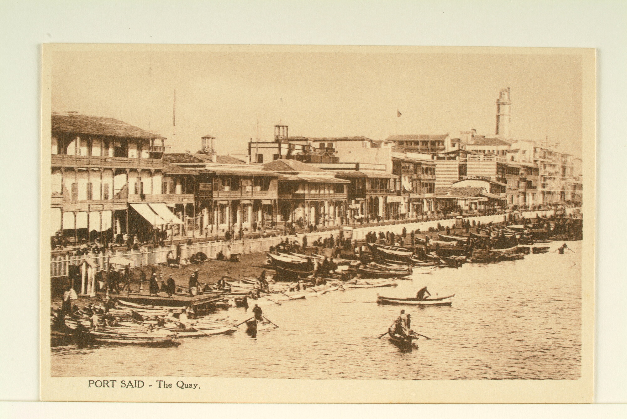 2003.1443; Een kade voor pramen in Port Said; prentbriefkaart